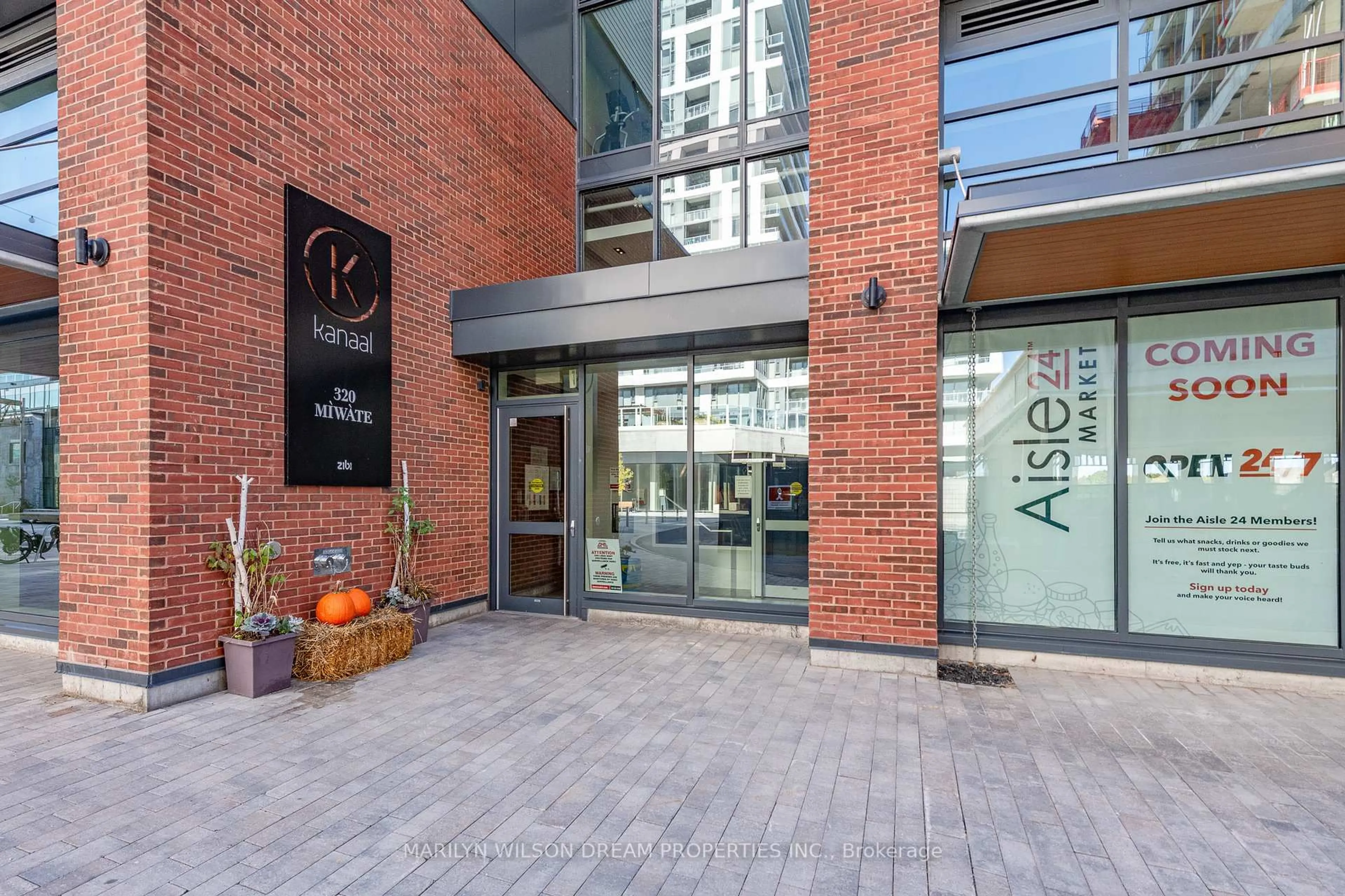 Indoor foyer for 320 Miwate Private #203, Ottawa Ontario K1R 0E1