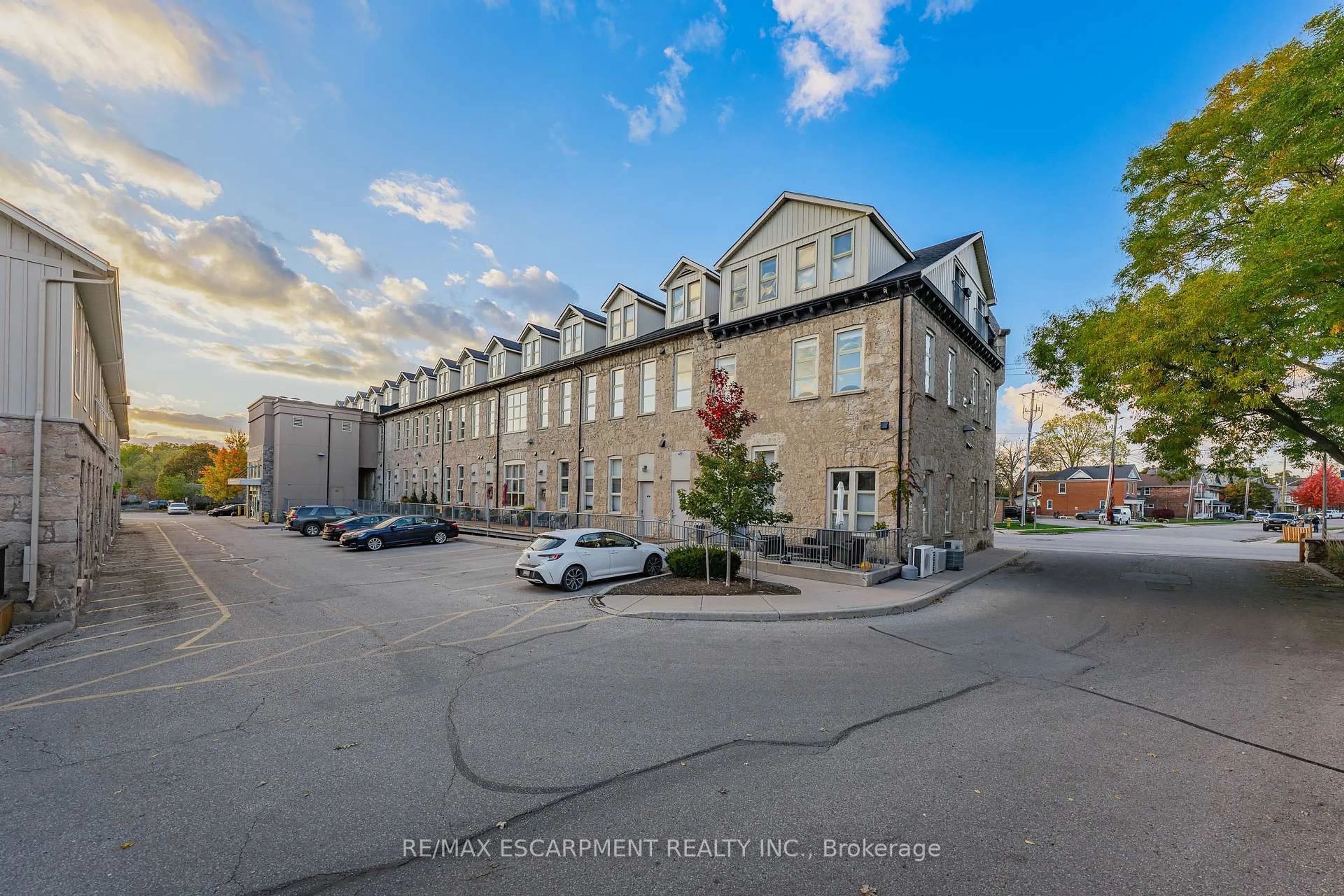 A pic from outside/outdoor area/front of a property/back of a property/a pic from drone, unknown for 25 Concession St #201, Cambridge Ontario N1R 2G6