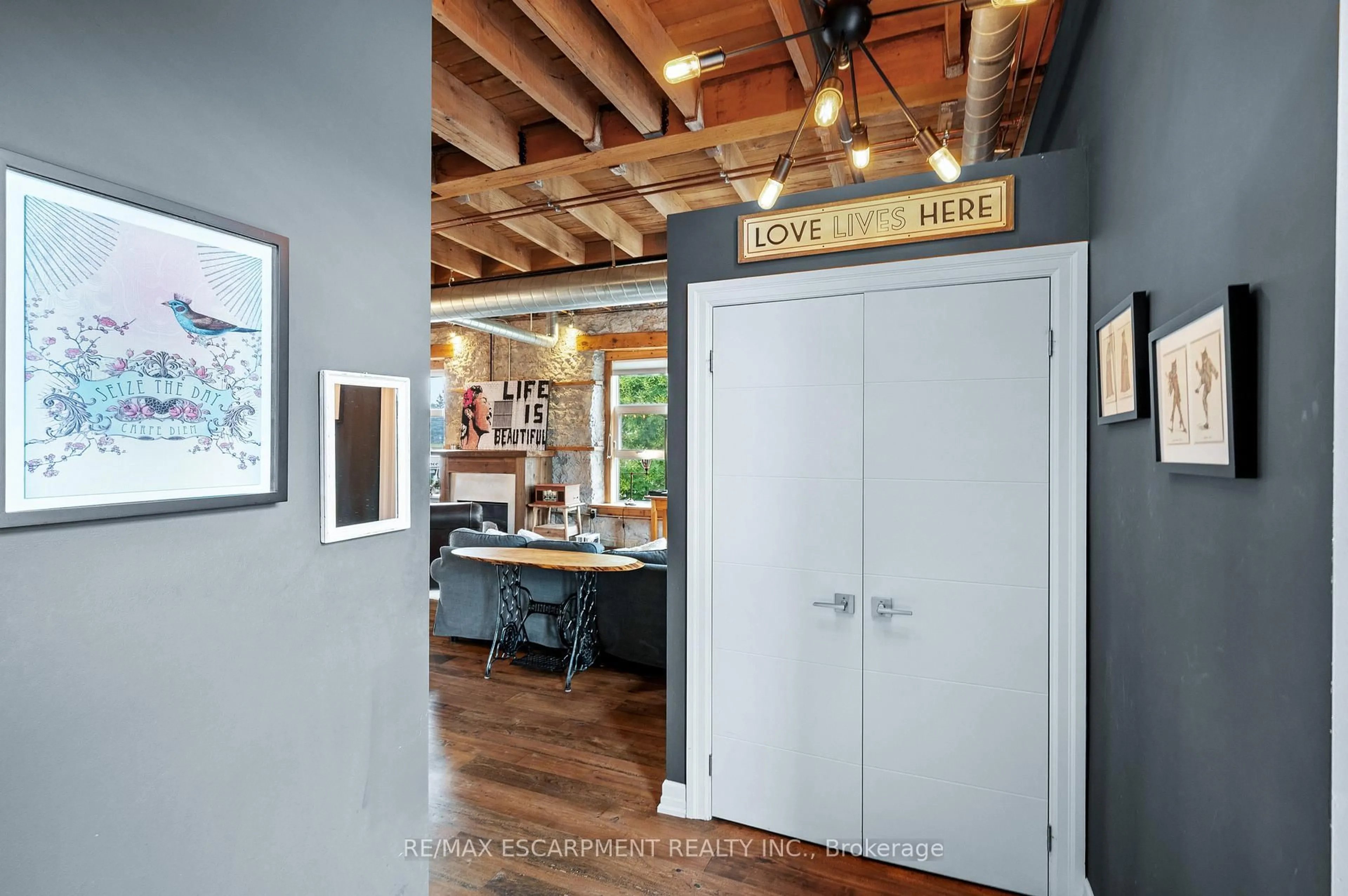 Indoor entryway for 25 Concession St #201, Cambridge Ontario N1R 2G6