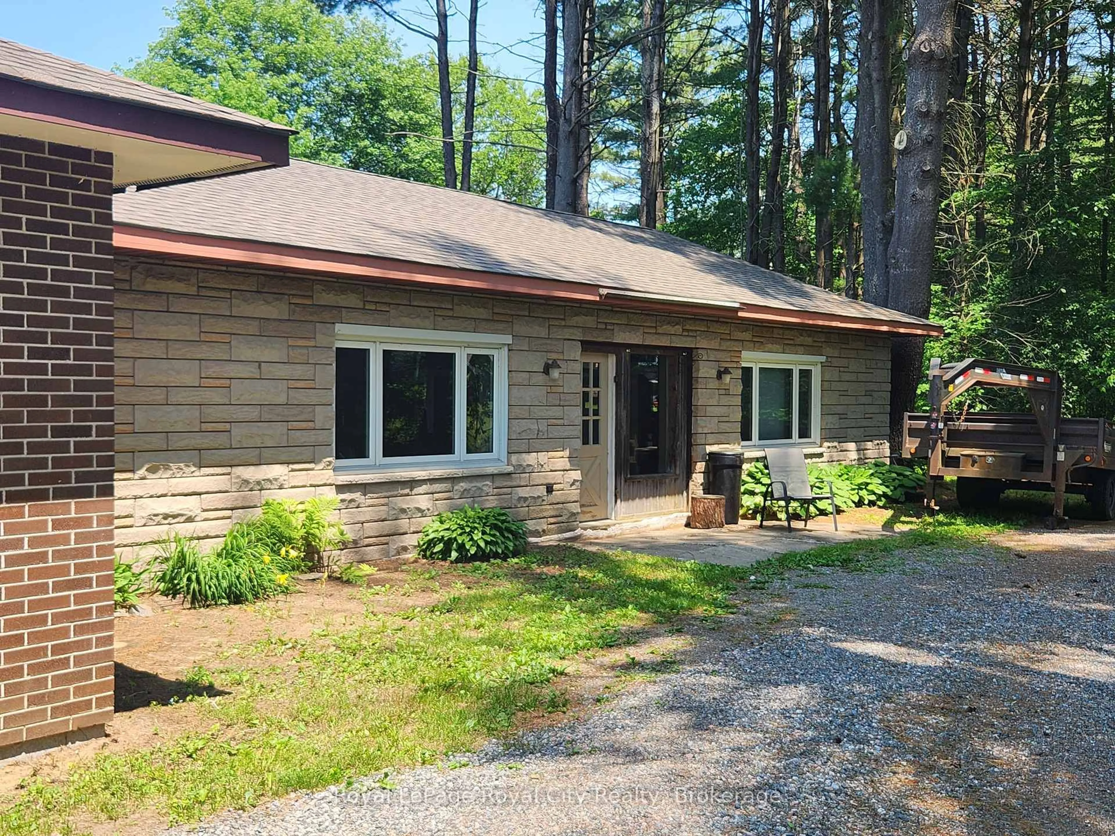 Home with vinyl exterior material, unknown for 5 William St, Bracebridge Ontario P1L 0A1