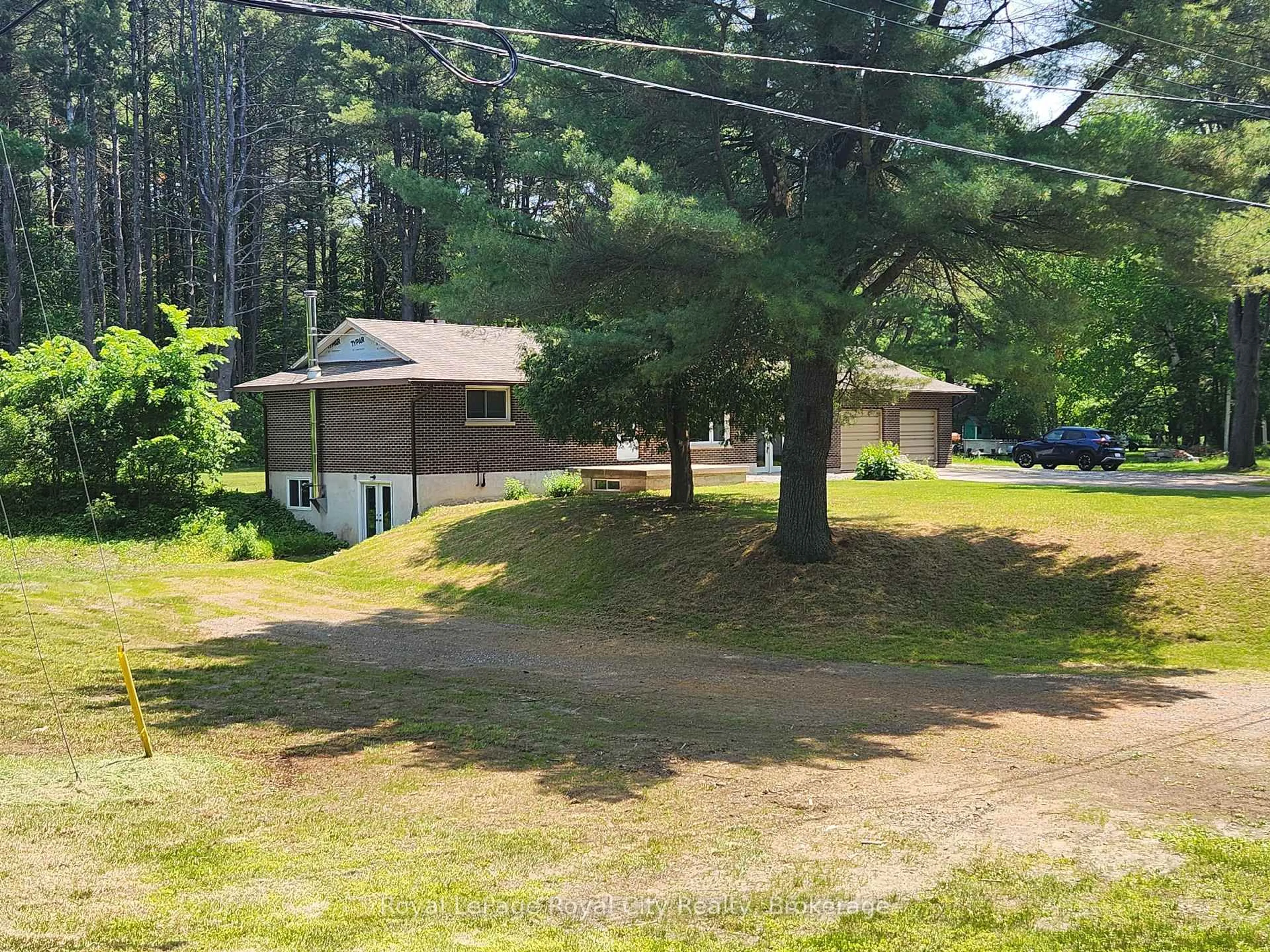 A pic from outside/outdoor area/front of a property/back of a property/a pic from drone, unknown for 5 William St, Bracebridge Ontario P1L 0A1