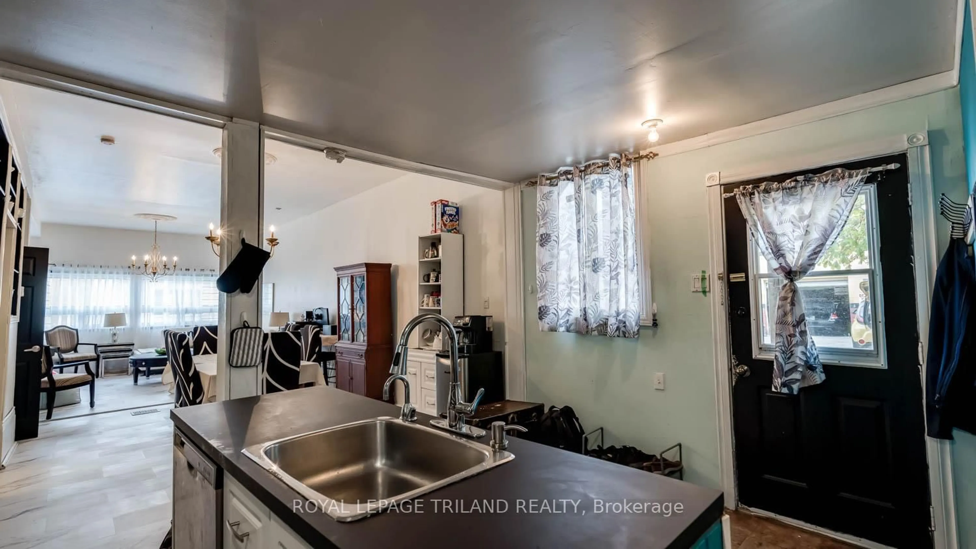 Standard kitchen, unknown for 105 Hamilton Rd, London East Ontario N6B 1N2