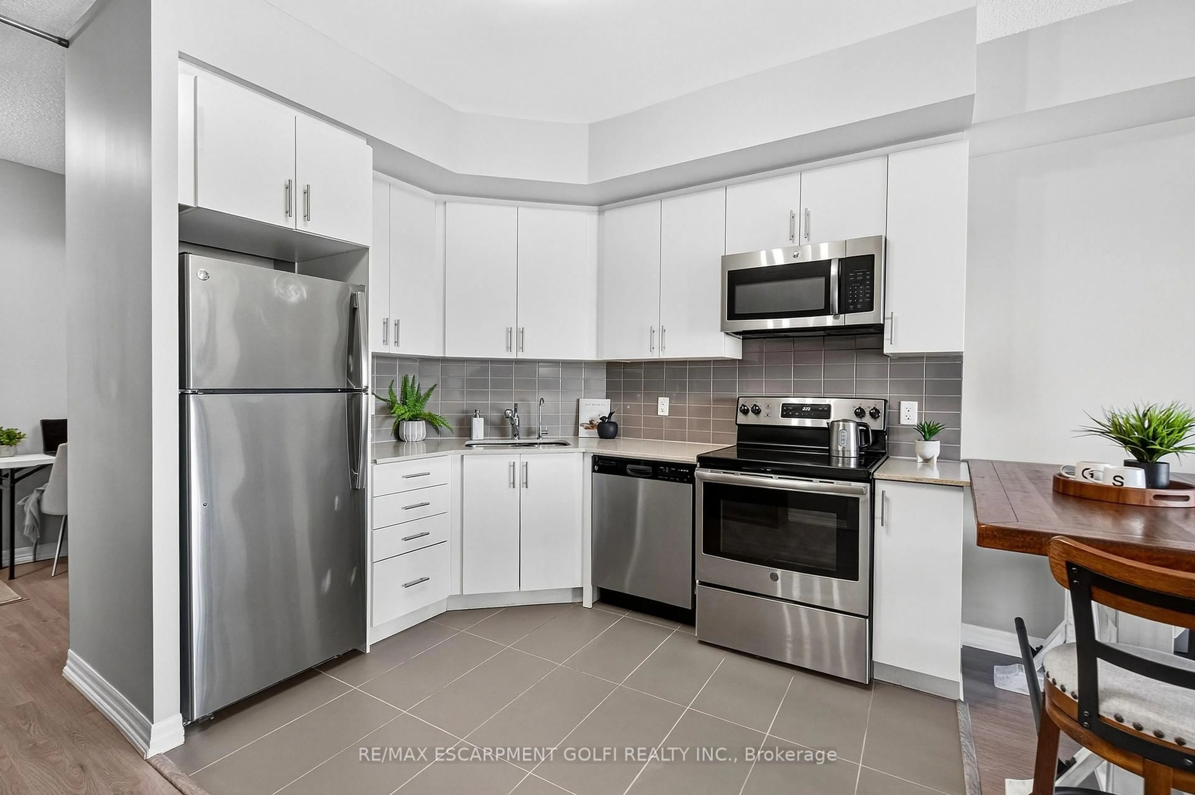 Standard kitchen, ceramic/tile floor for 560 North Service Rd #505, Grimsby Ontario L3M 0G3
