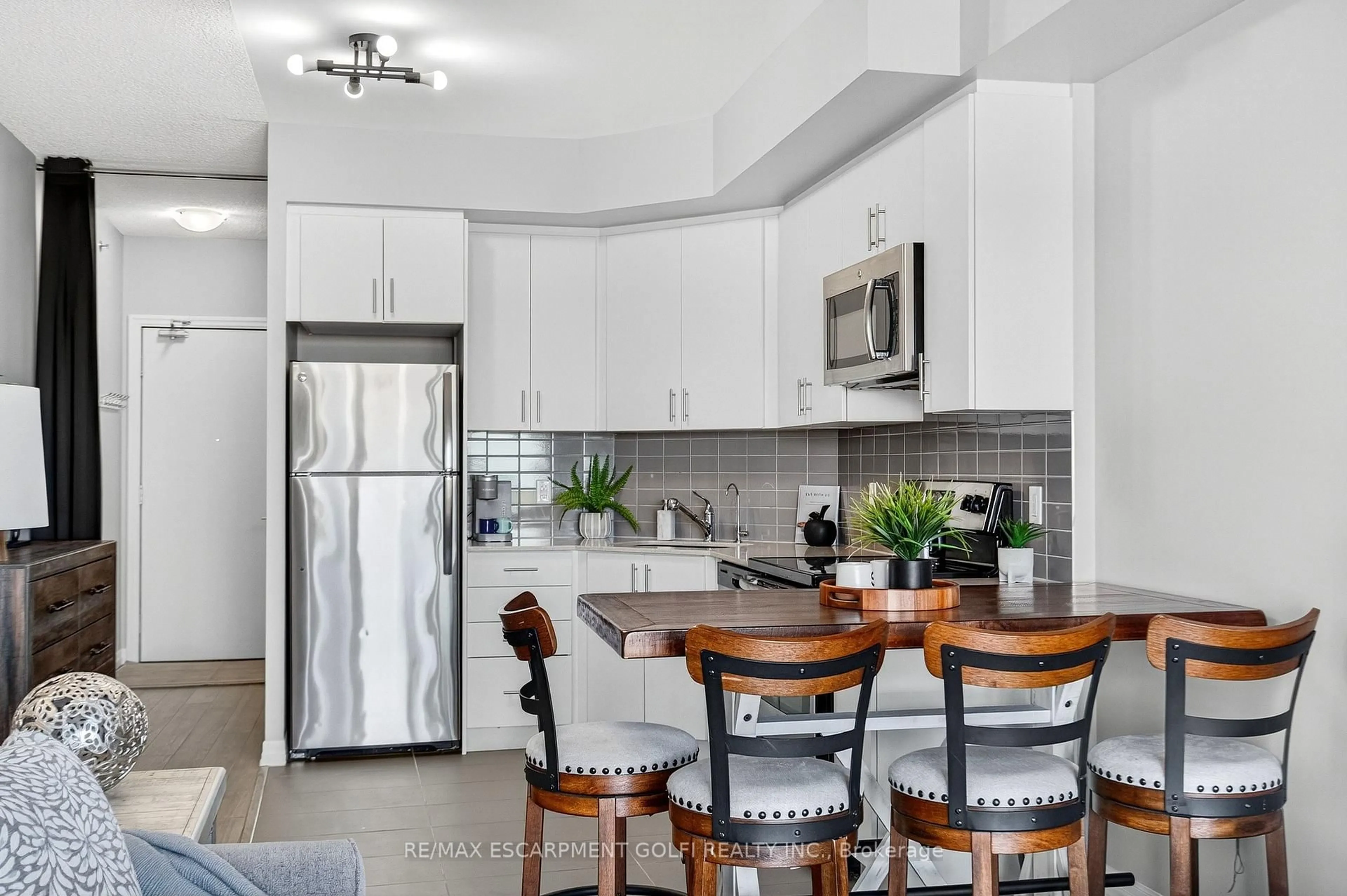 Open concept kitchen, ceramic/tile floor for 560 North Service Rd #505, Grimsby Ontario L3M 0G3