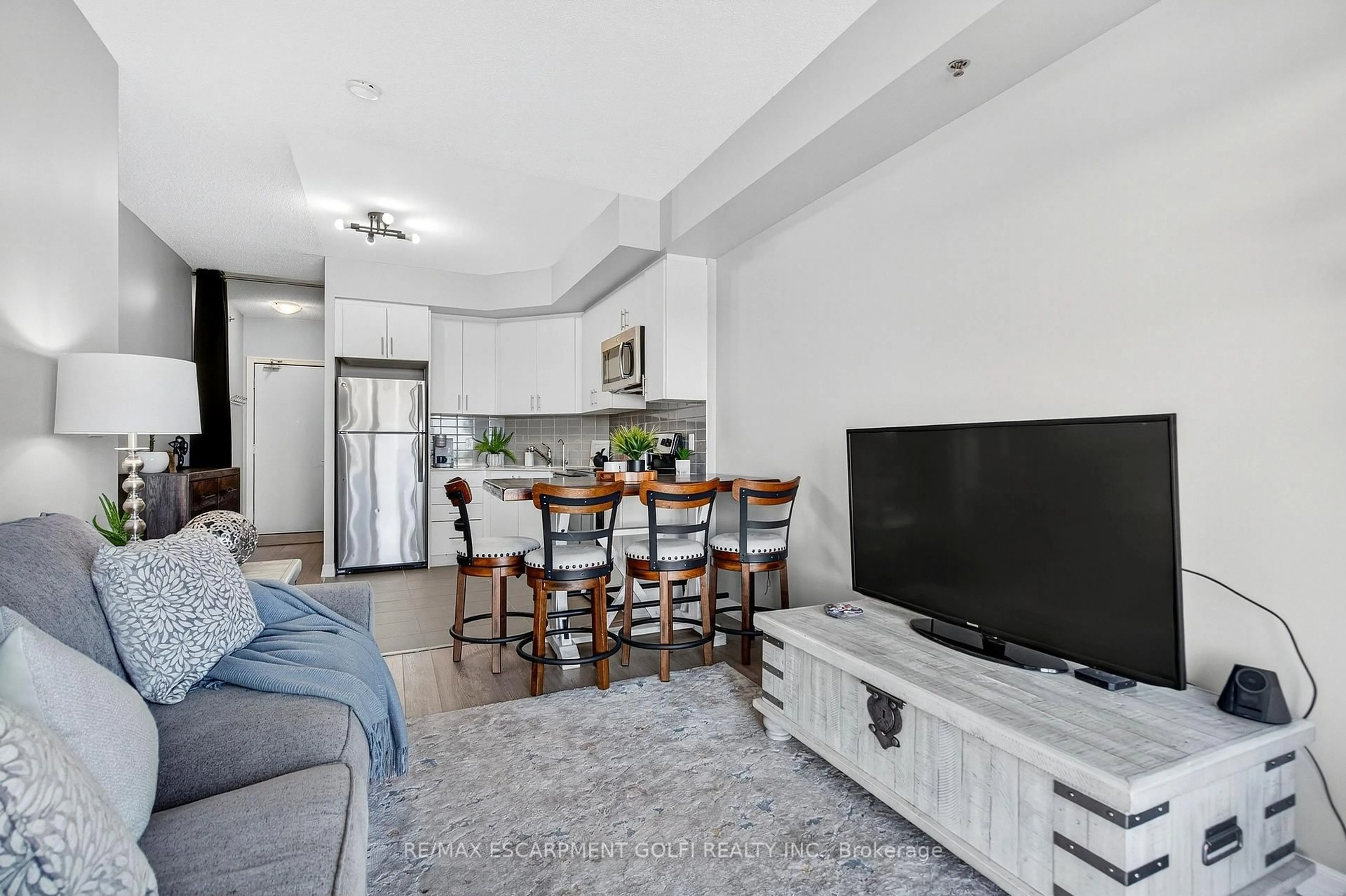 Living room with furniture, unknown for 560 North Service Rd #505, Grimsby Ontario L3M 0G3