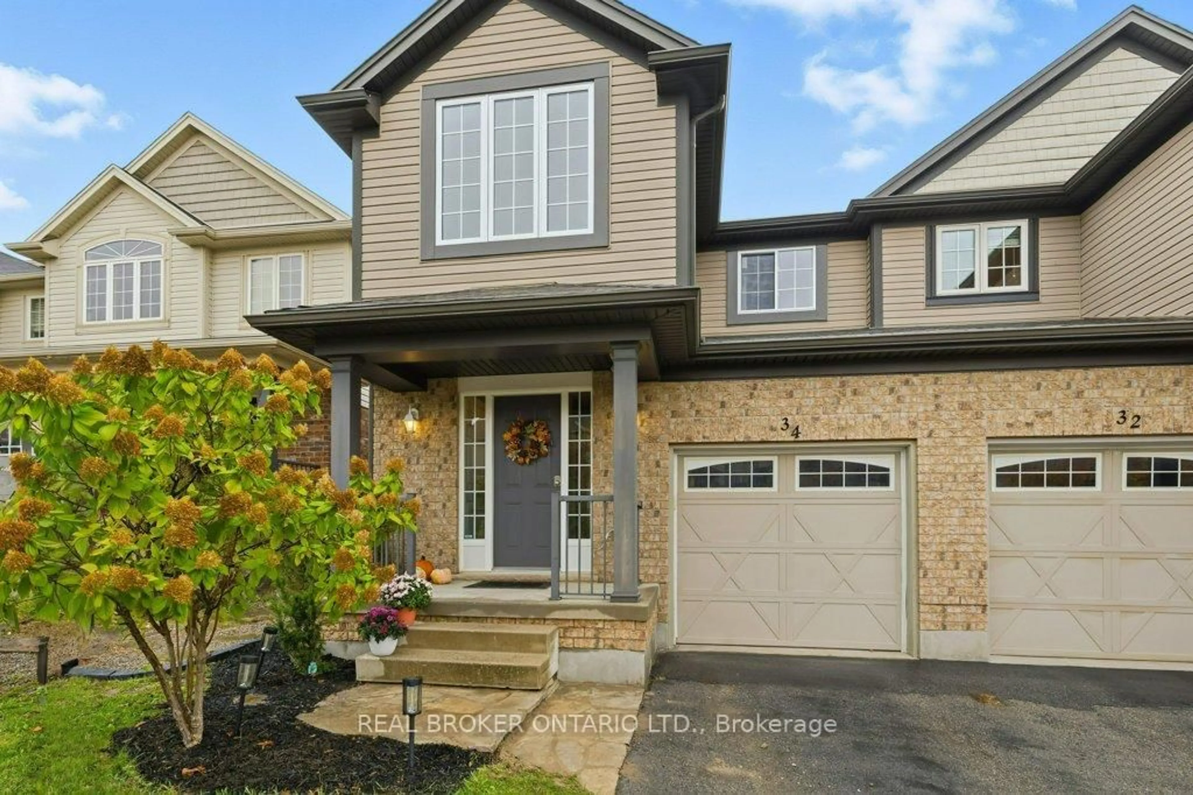 Home with vinyl exterior material, street for 34 Gravel Ridge Tr, Kitchener Ontario N2E 0B3