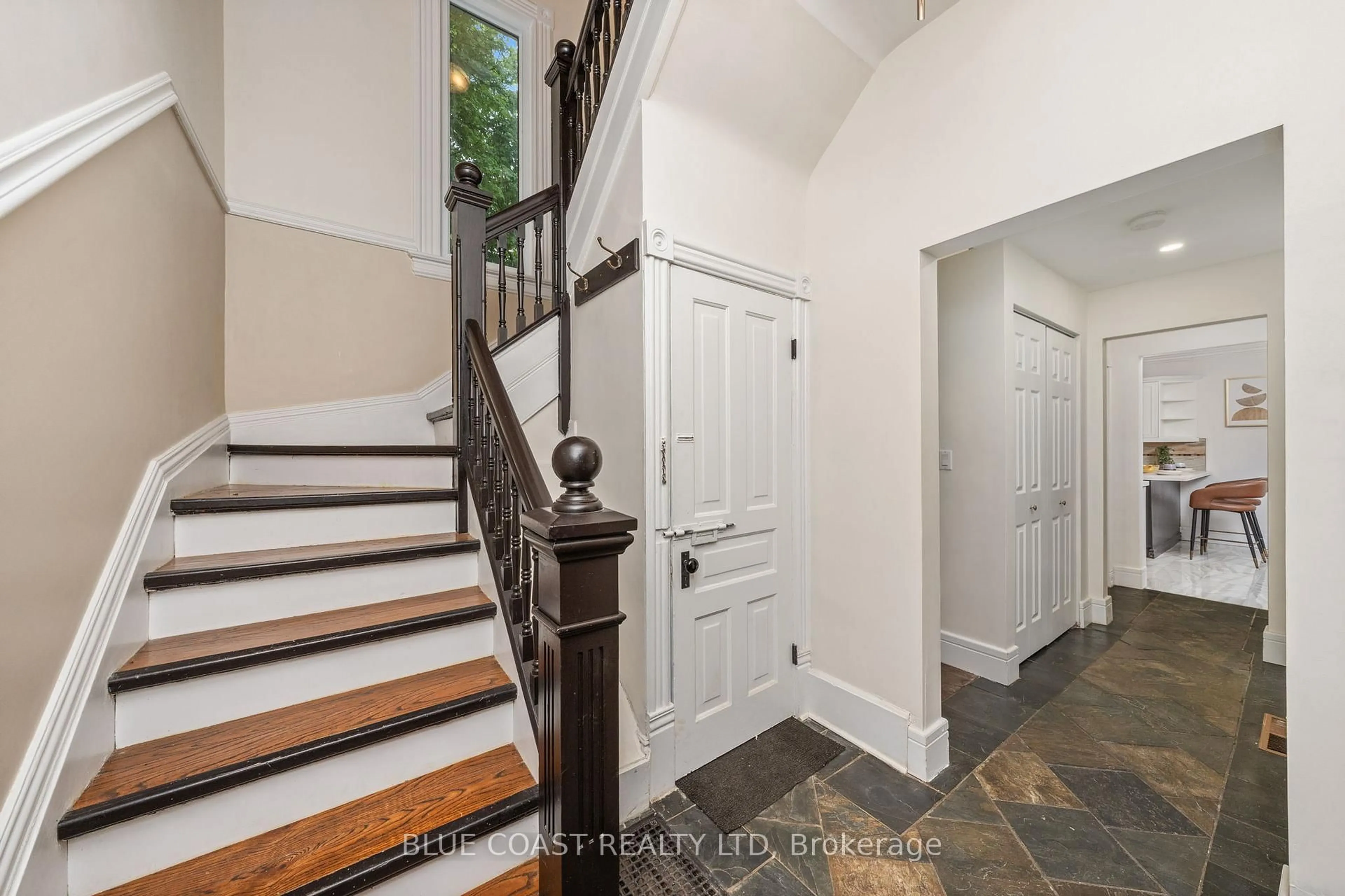 Indoor entryway for 156 Queen St, Sarnia Ontario N7T 2R1