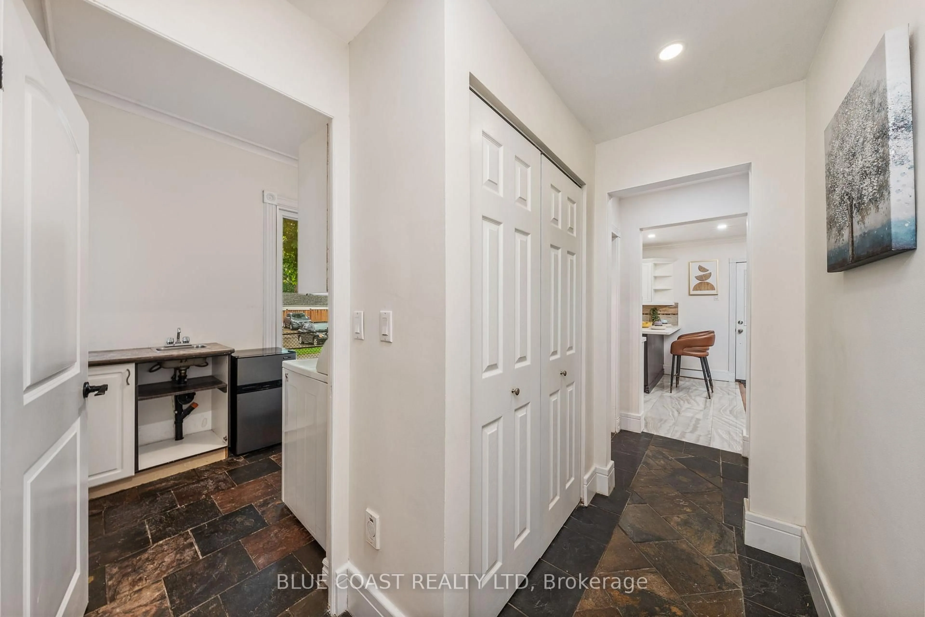 Indoor entryway for 156 Queen St, Sarnia Ontario N7T 2R1