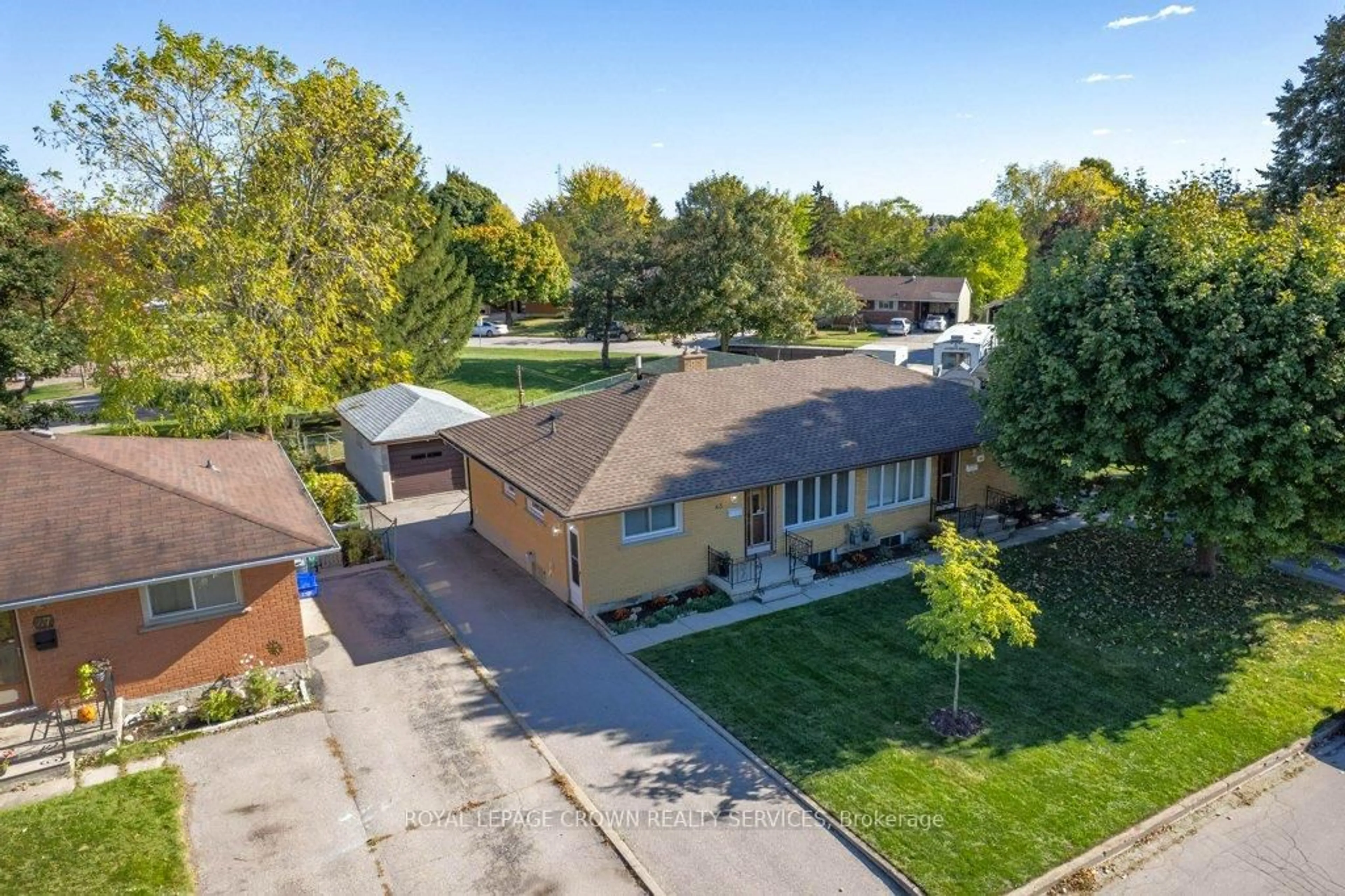 A pic from outside/outdoor area/front of a property/back of a property/a pic from drone, street for 43 Lauris Ave, Cambridge Ontario N1R 5L5