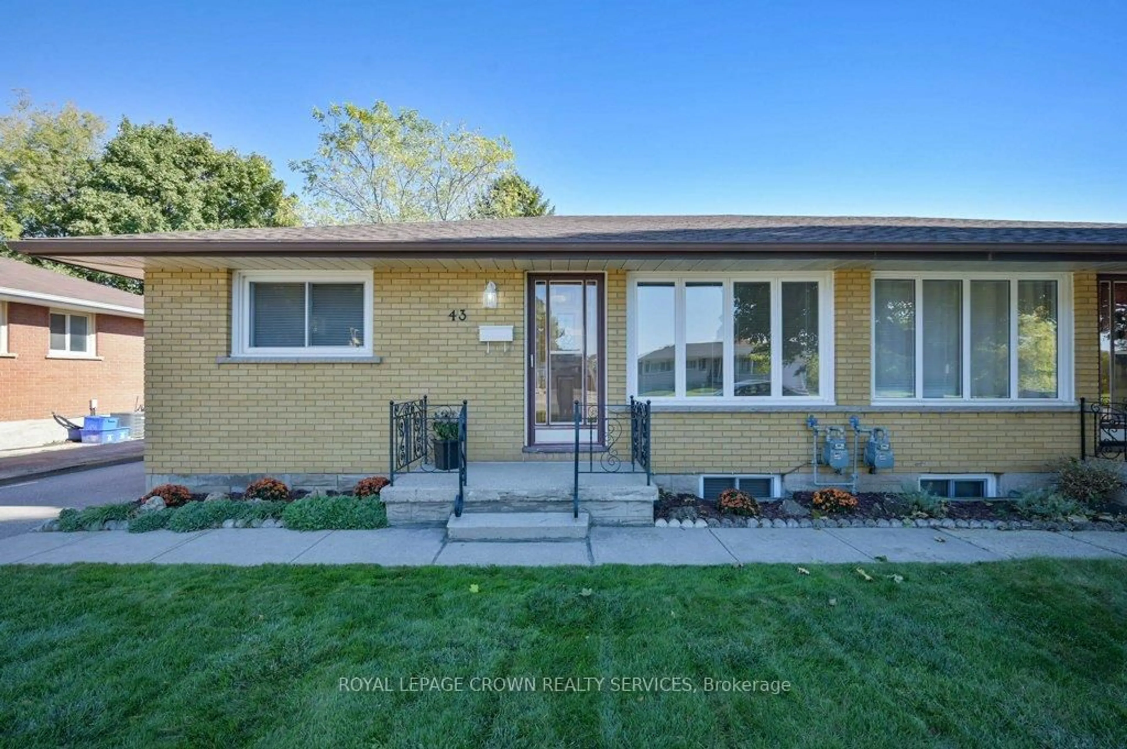 Home with brick exterior material, street for 43 Lauris Ave, Cambridge Ontario N1R 5L5