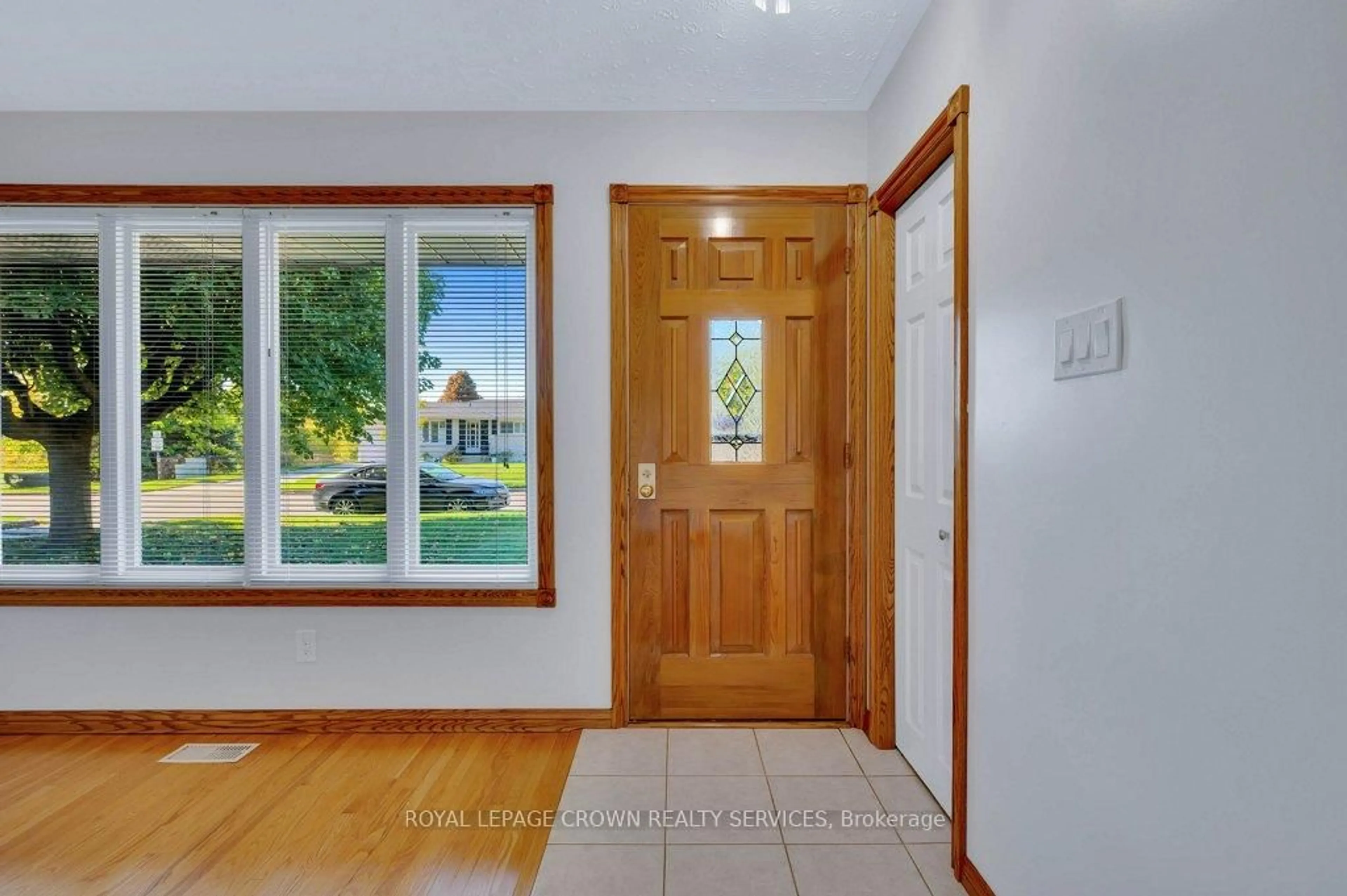 Indoor entryway for 43 Lauris Ave, Cambridge Ontario N1R 5L5