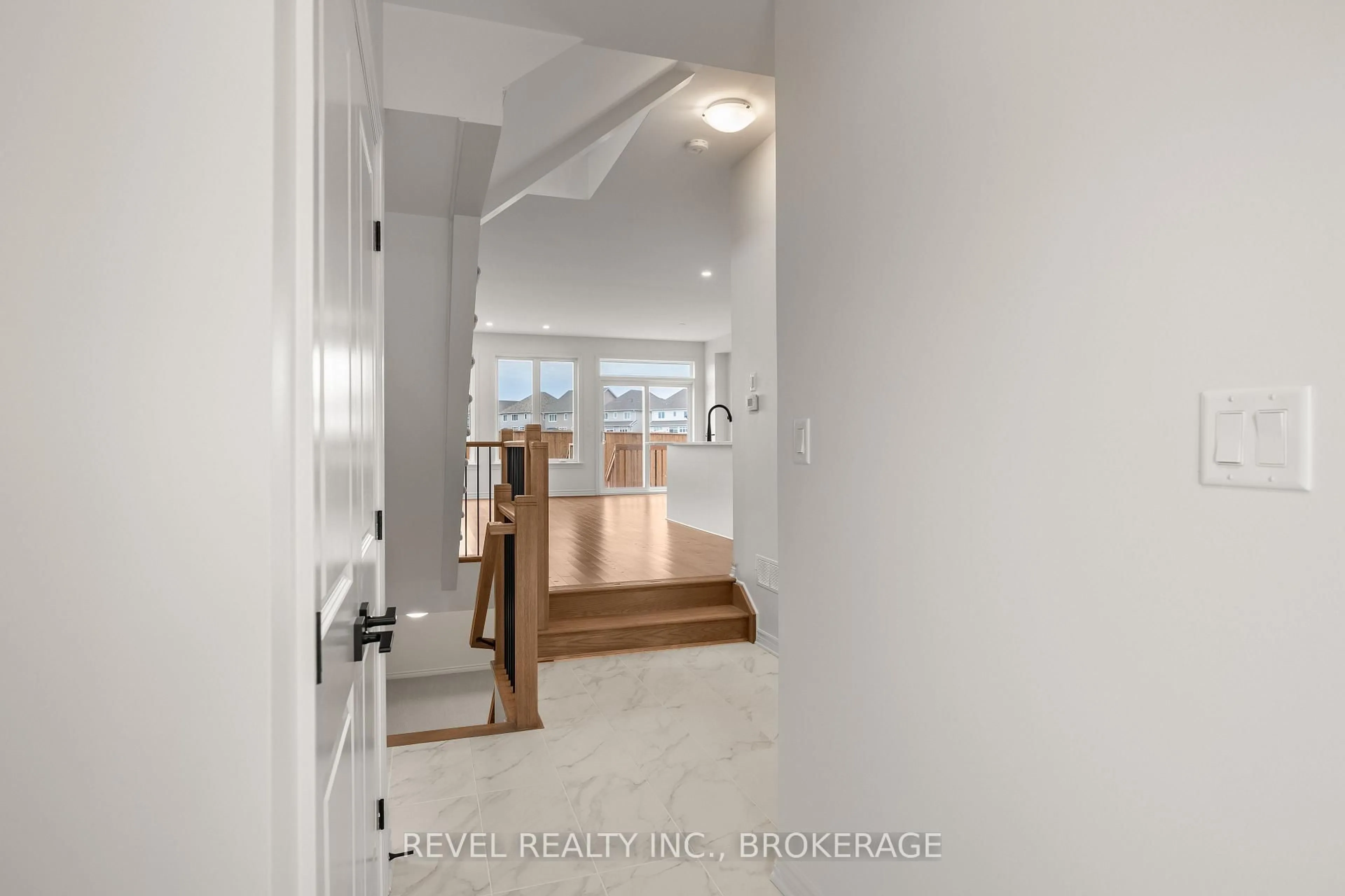 Indoor entryway for 1075 Barrow Ave, Kingston Ontario K7M 0K5