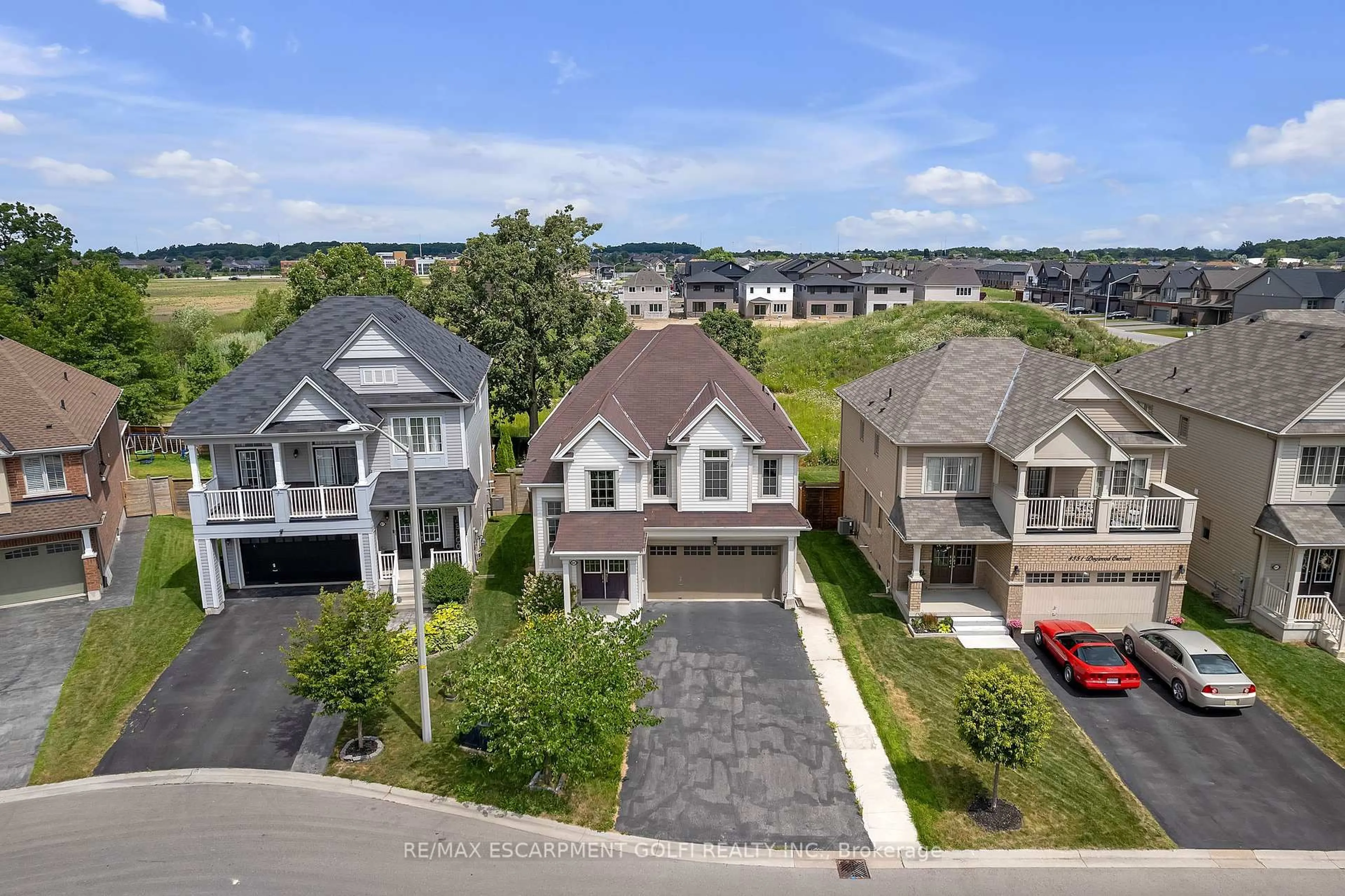 A pic from outside/outdoor area/front of a property/back of a property/a pic from drone, street for 8561 DOGWOOD Cres, Niagara Falls Ontario L2H 0K7