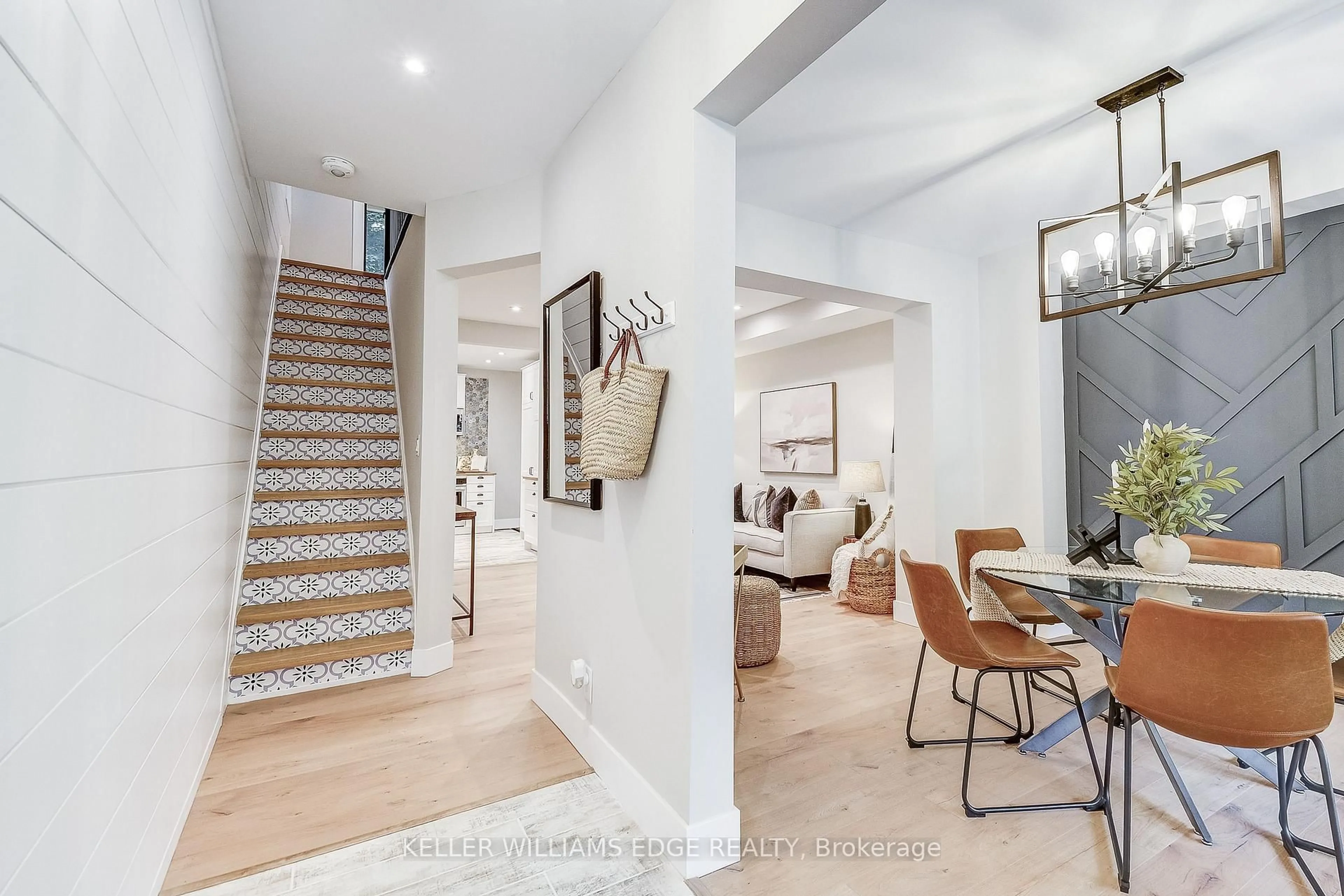 Indoor entryway for 32 Cumberland Ave, Hamilton Ontario L8M 1Y7