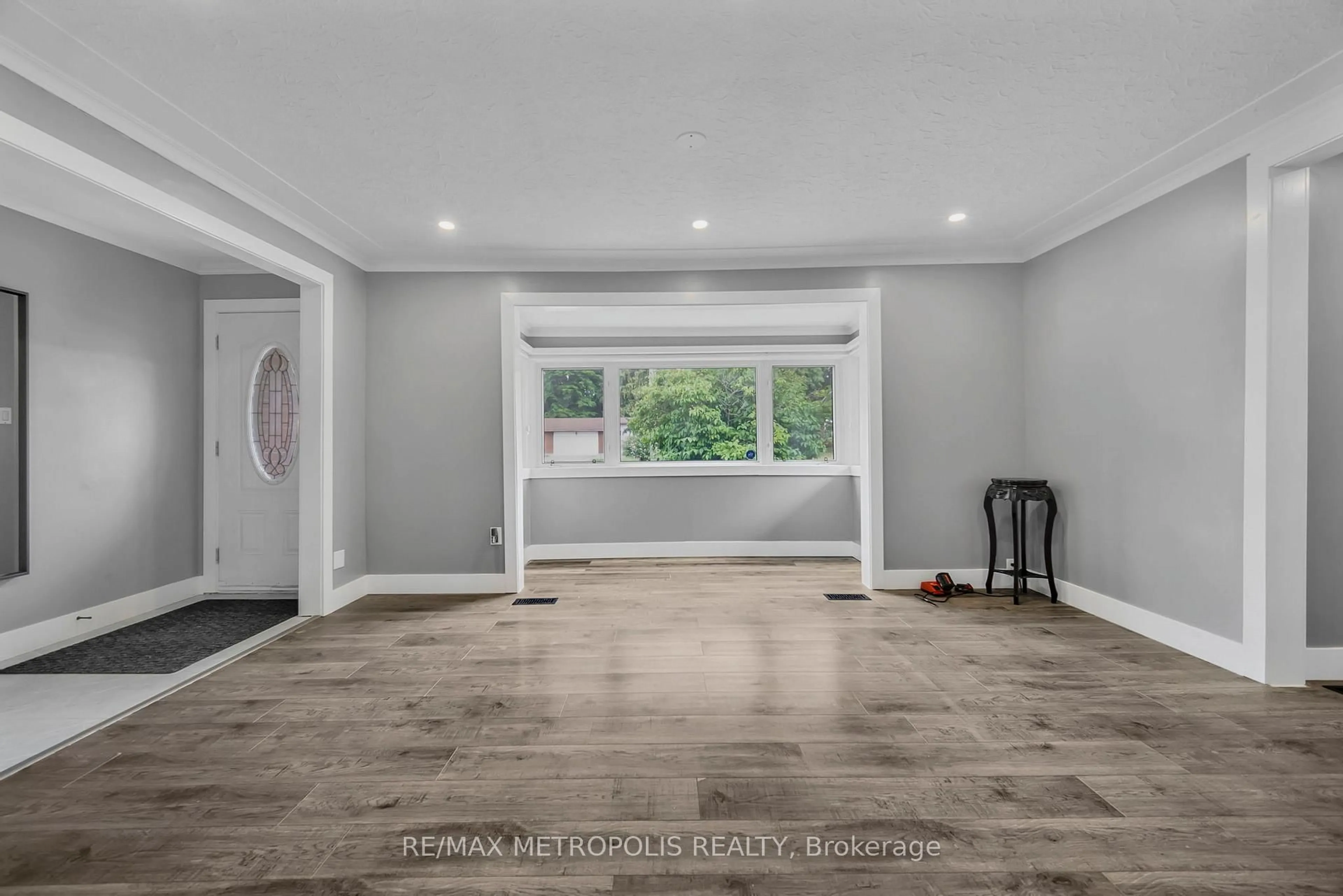 Indoor entryway for 1859 PARKHURST Ave, London East Ontario N5V 2C4