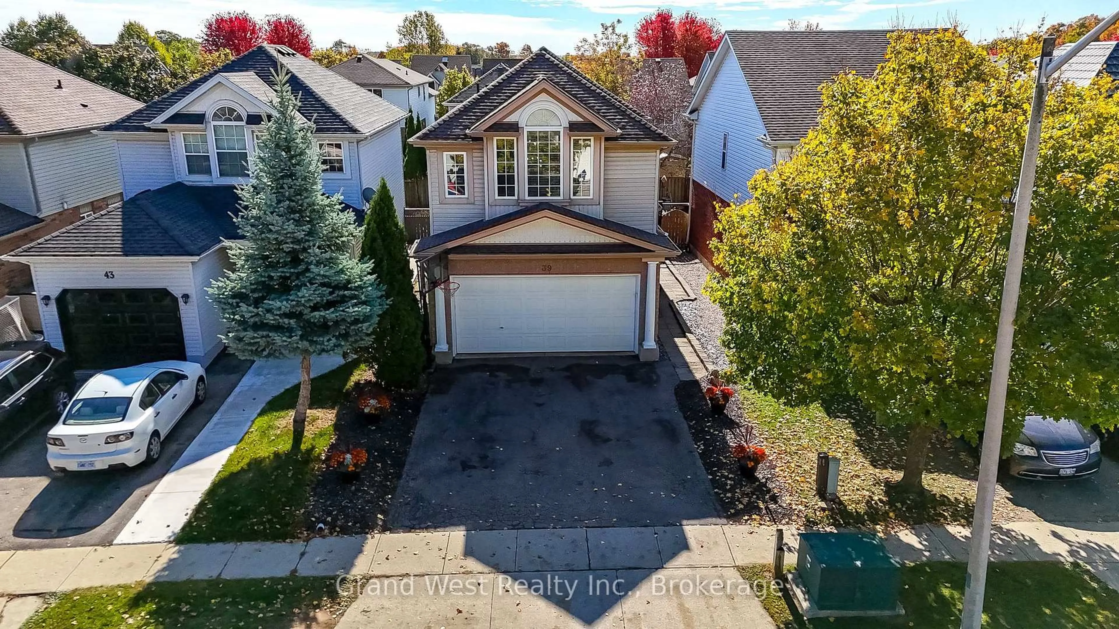 A pic from outside/outdoor area/front of a property/back of a property/a pic from drone, street for 39 KARALEE Cres, Cambridge Ontario N3C 4H3