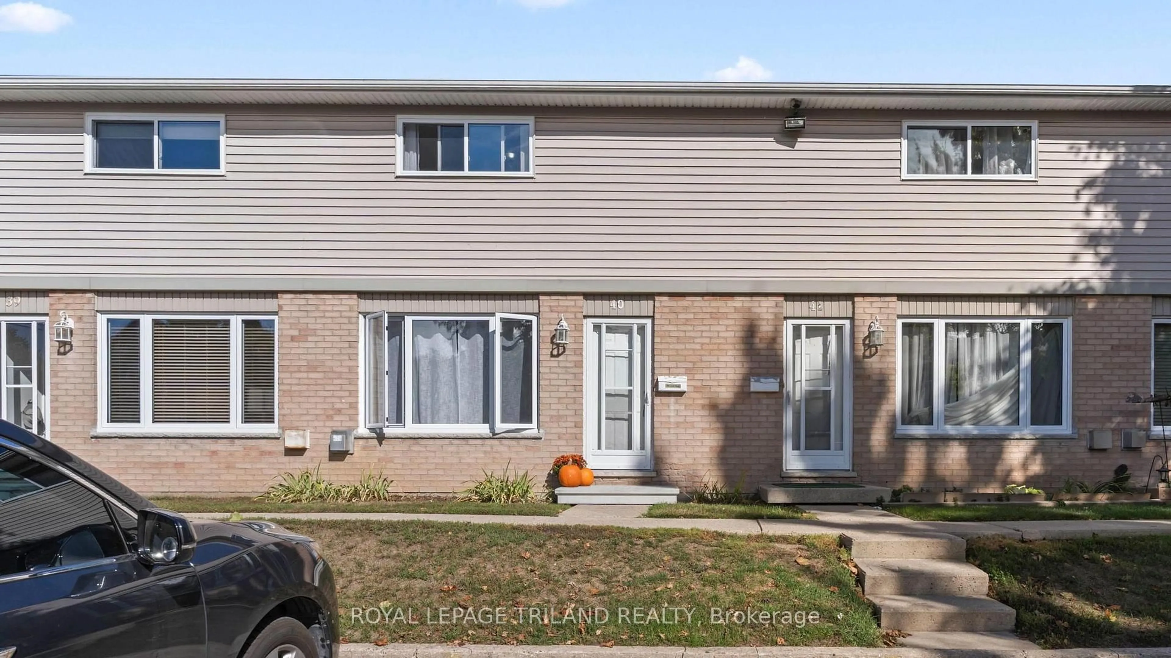 Home with vinyl exterior material, street for 320 WESTMINSTER Ave #40, London South Ontario N6C 5H5