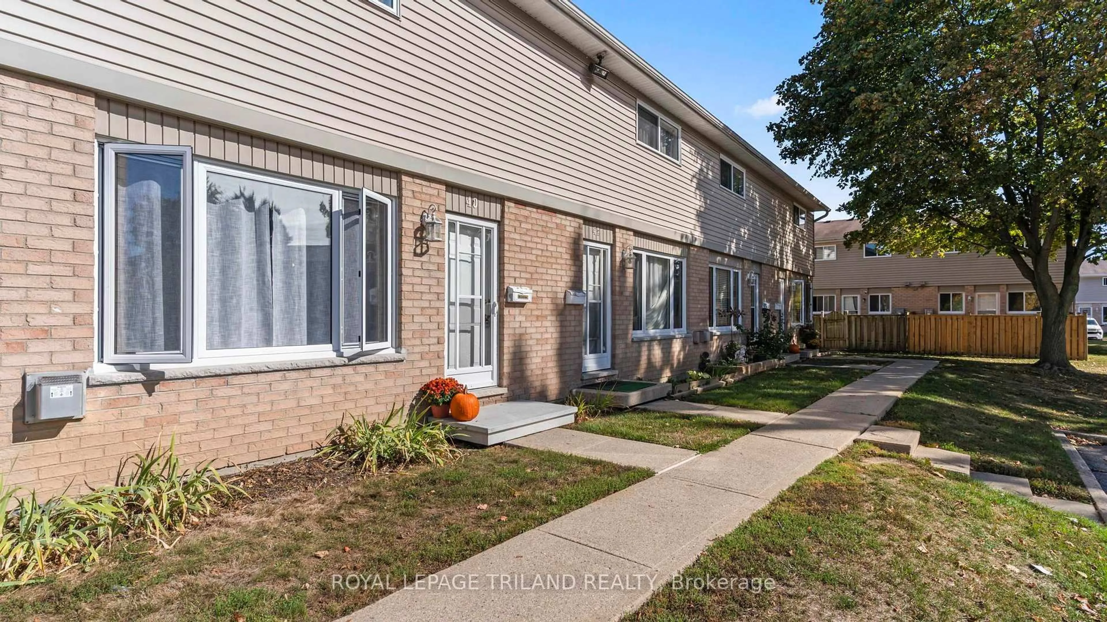 Patio, street for 320 WESTMINSTER Ave #40, London South Ontario N6C 5H5