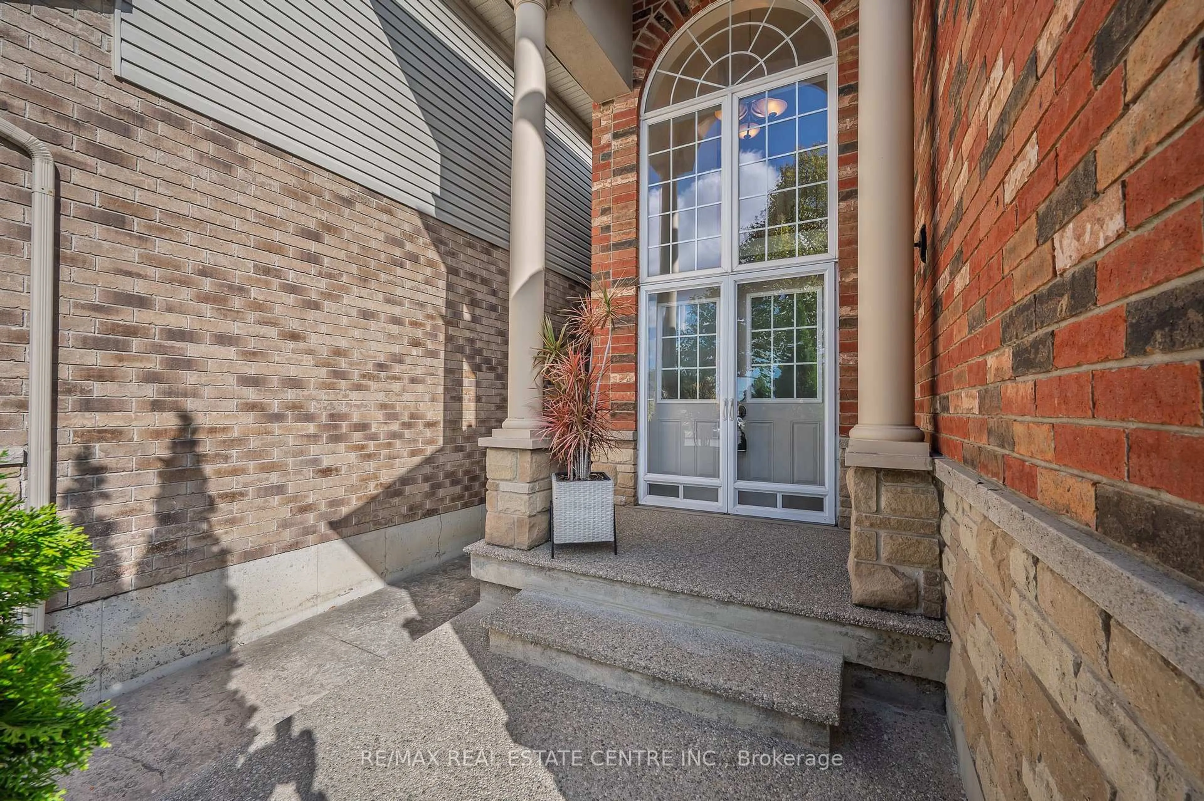 Unknown for 733 Stone Church Rd, Hamilton Ontario L8W 1A9