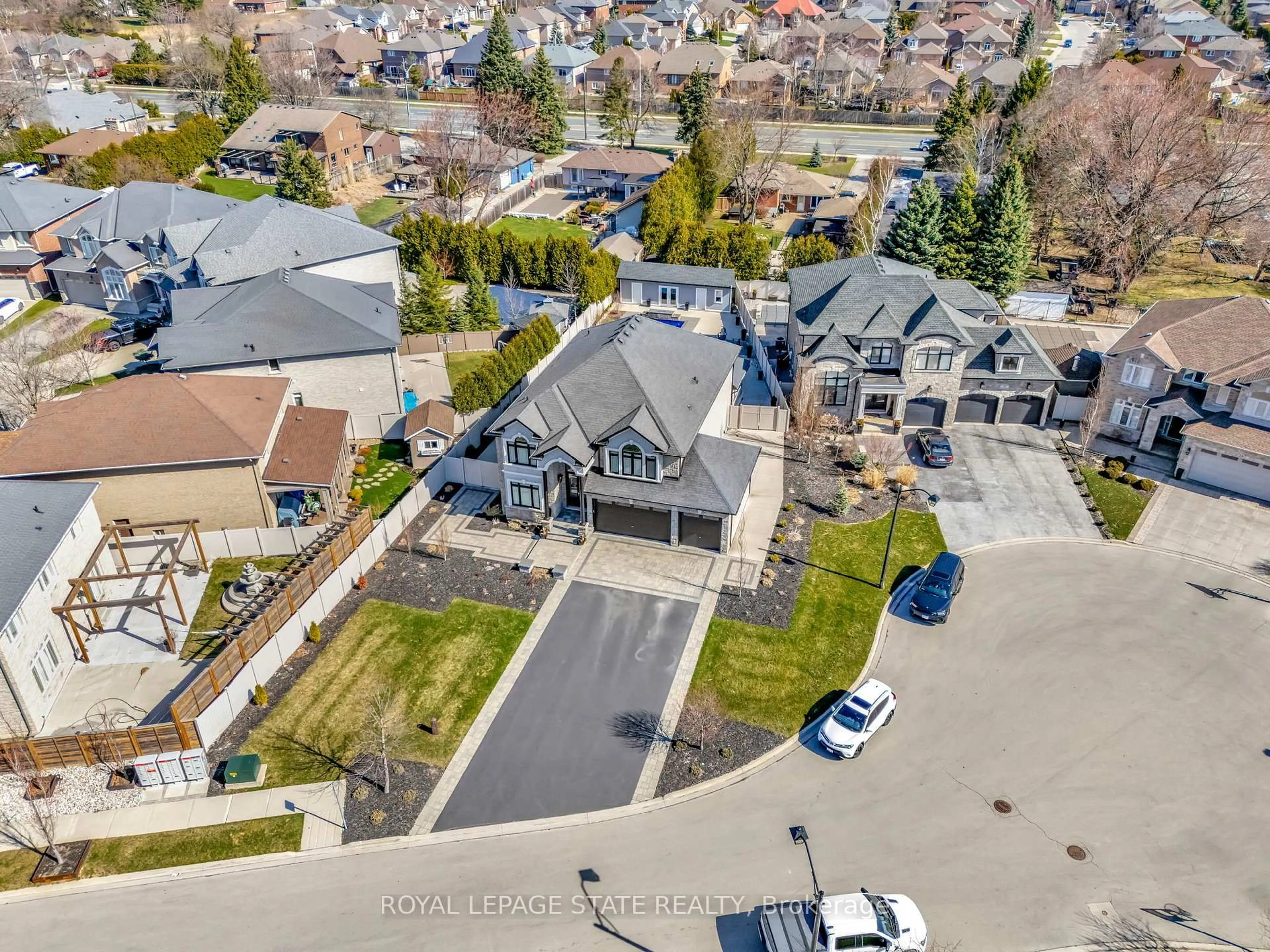 A pic from outside/outdoor area/front of a property/back of a property/a pic from drone, street for 7 Bernini Crt, Hamilton Ontario L9B 0C7