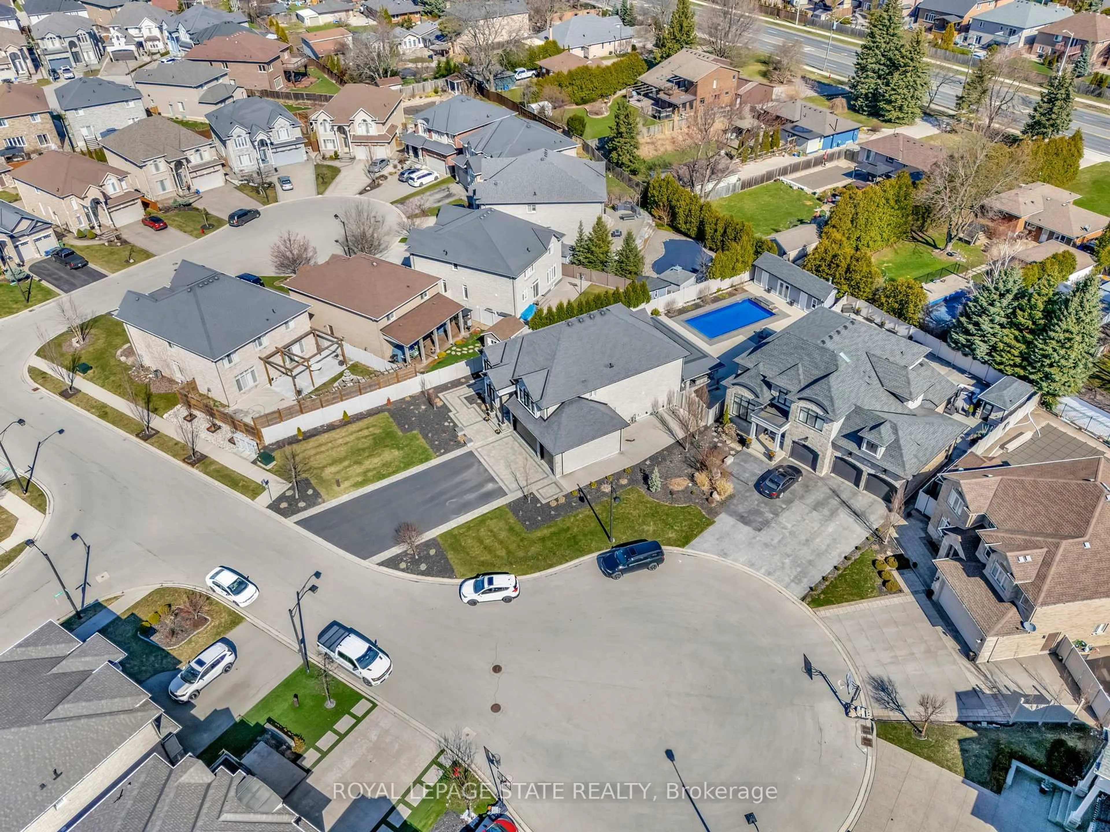 A pic from outside/outdoor area/front of a property/back of a property/a pic from drone, street for 7 Bernini Crt, Hamilton Ontario L9B 0C7
