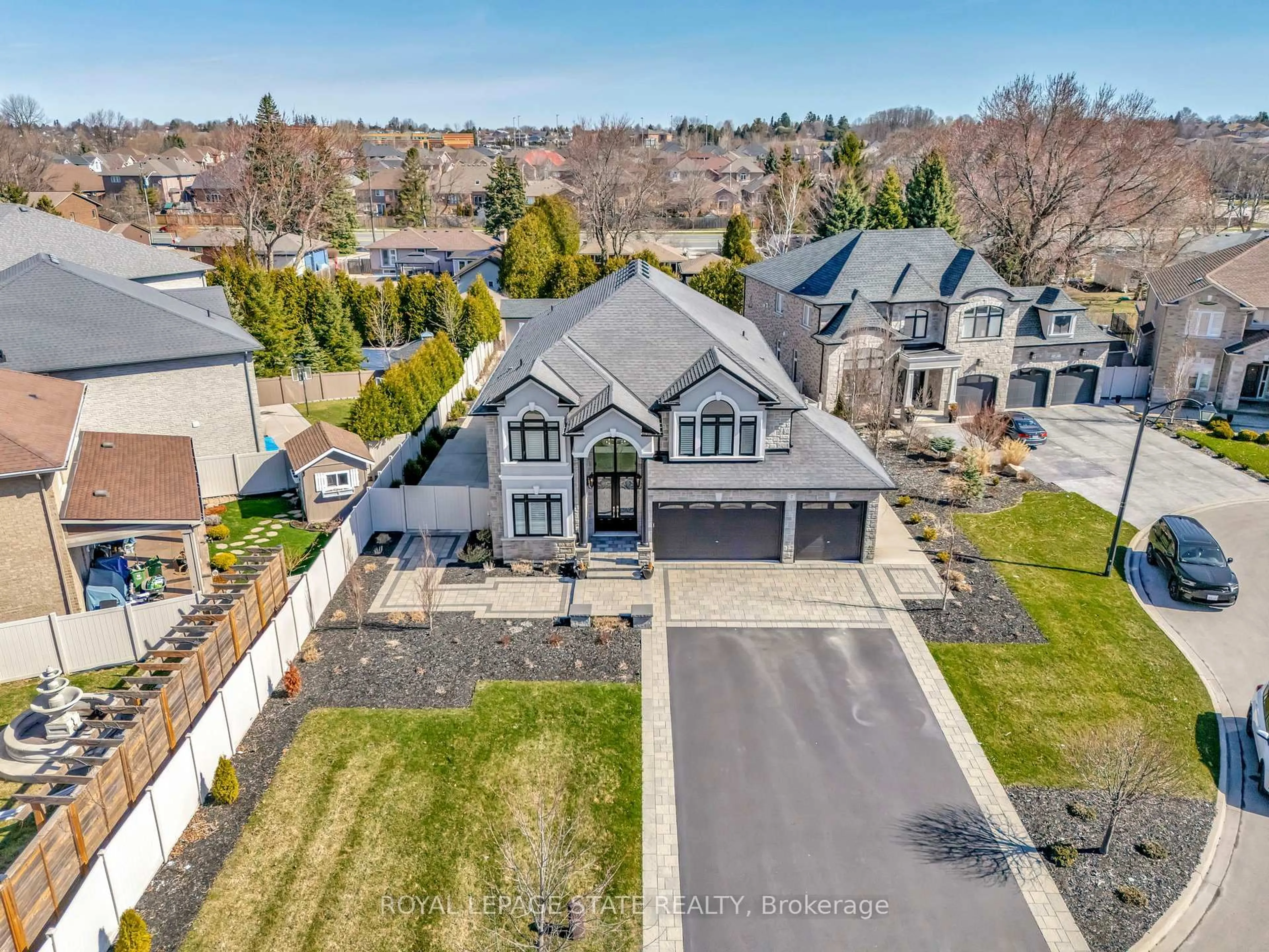 A pic from outside/outdoor area/front of a property/back of a property/a pic from drone, street for 7 Bernini Crt, Hamilton Ontario L9B 0C7
