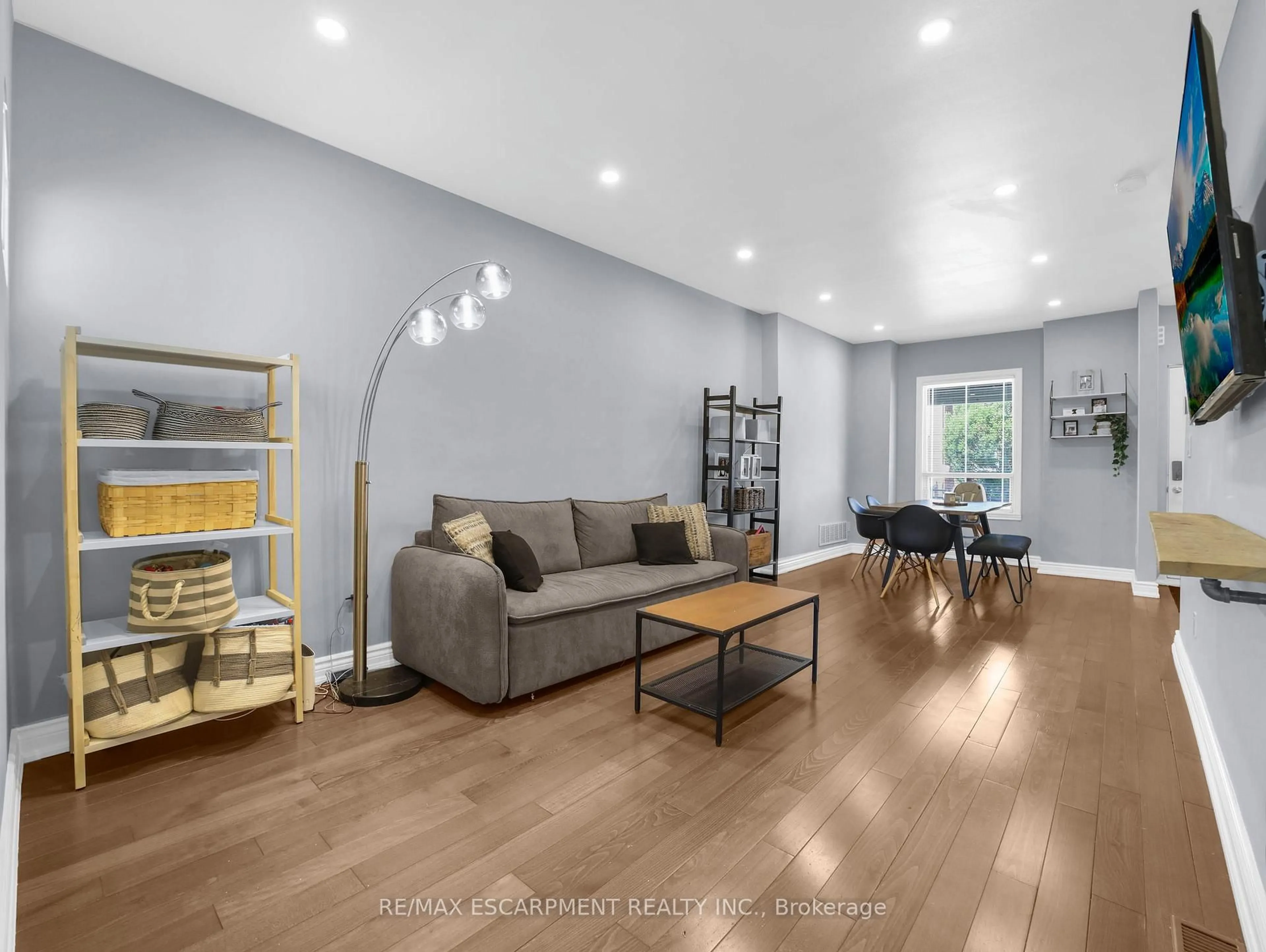Living room with furniture, wood/laminate floor for 114 BURTON St, Hamilton Ontario L8L 3R5