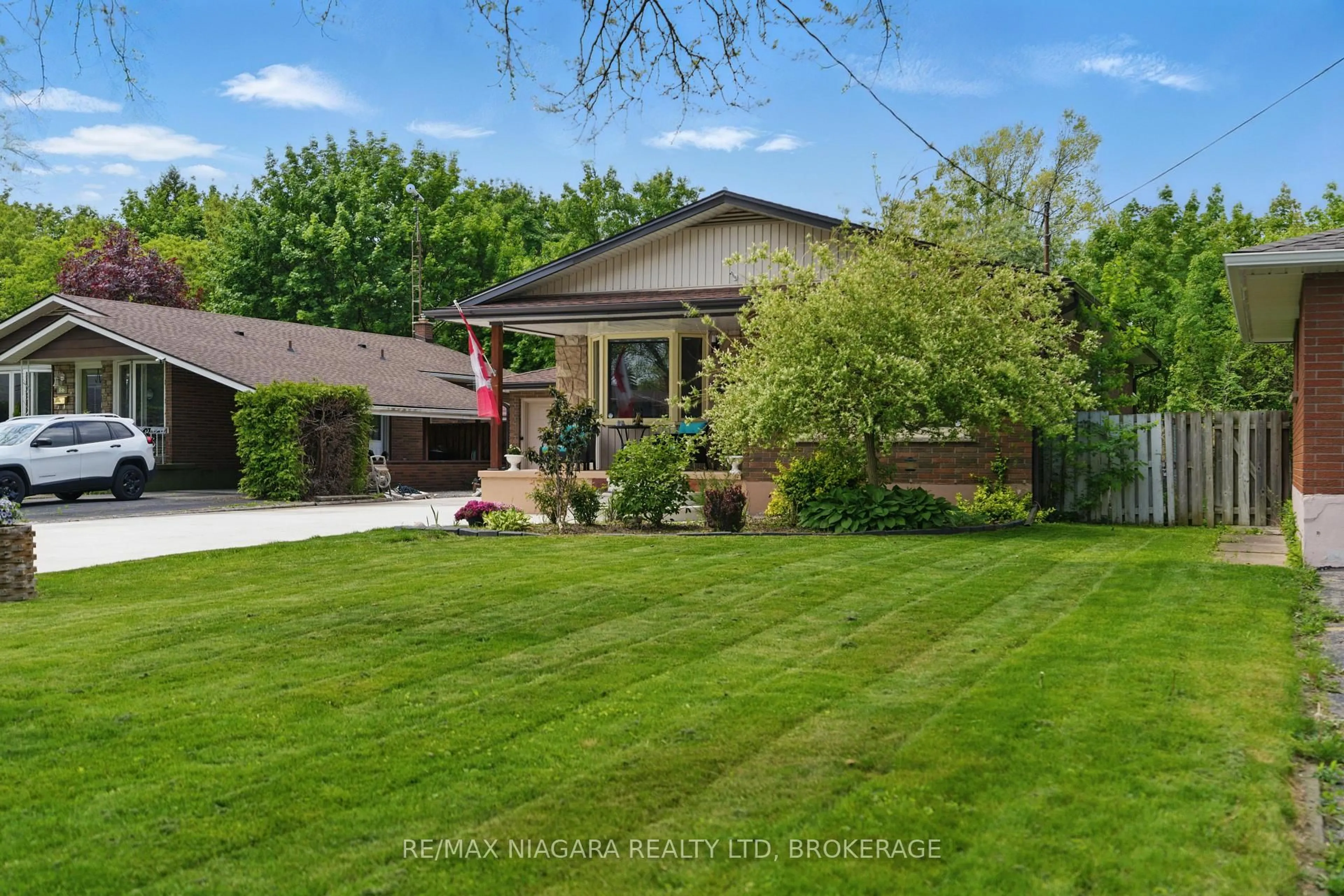 A pic from outside/outdoor area/front of a property/back of a property/a pic from drone, street for 84 REGENT Dr, St. Catharines Ontario L2M 3L7