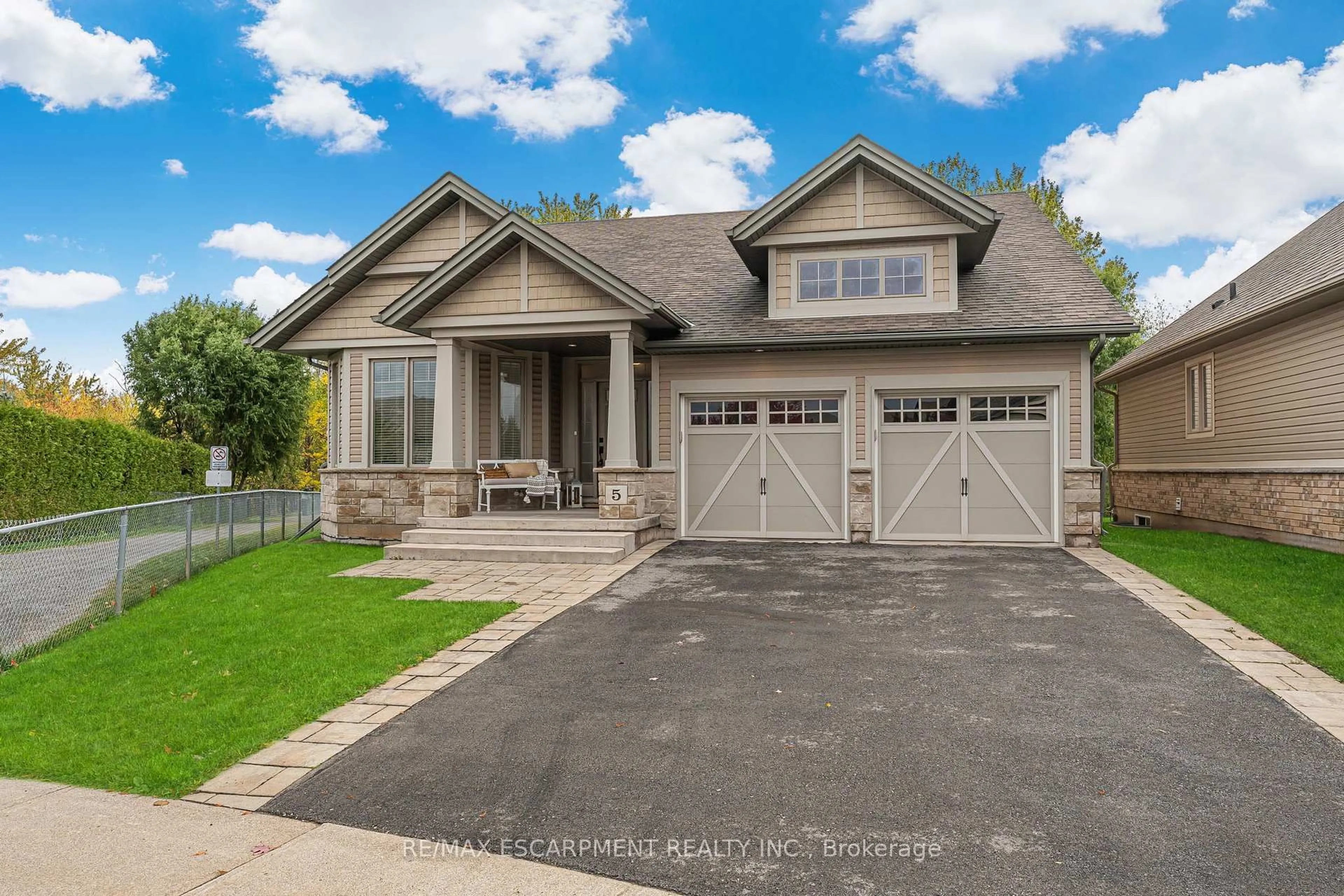 Home with brick exterior material, street for 5 Oakdale Blvd, West Lincoln Ontario L0R 2A0
