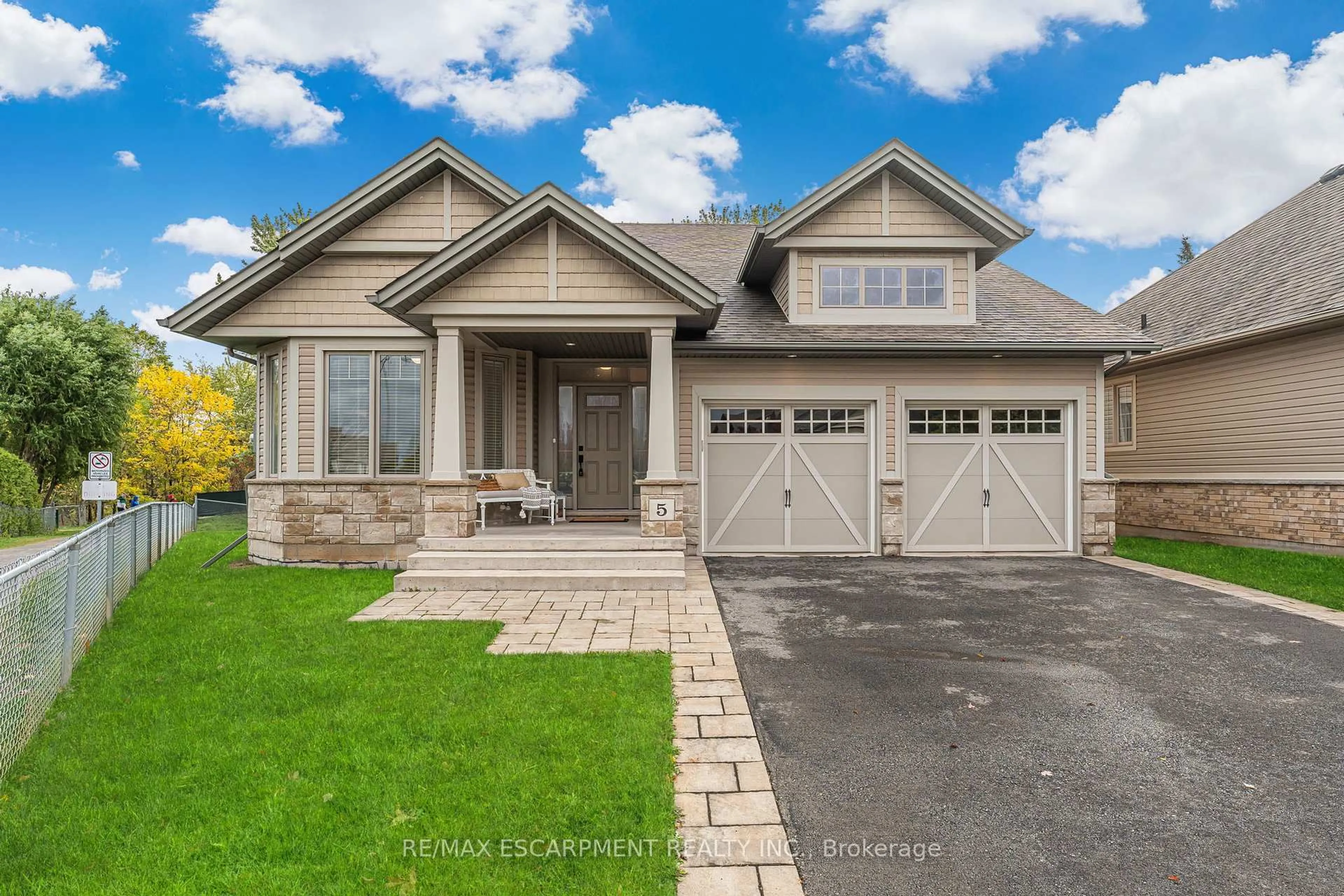 Home with brick exterior material, street for 5 Oakdale Blvd, West Lincoln Ontario L0R 2A0