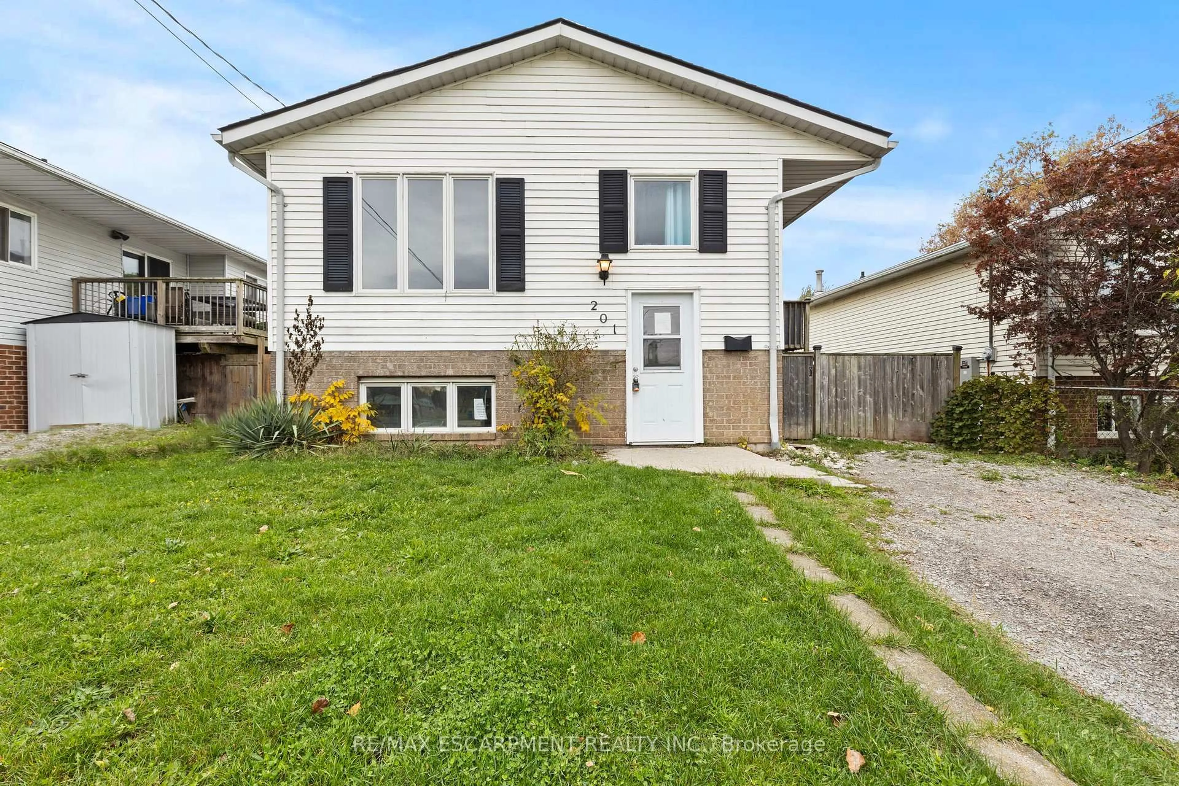 Home with vinyl exterior material, street for 201 Ontario St, Thorold Ontario L2V 1E3