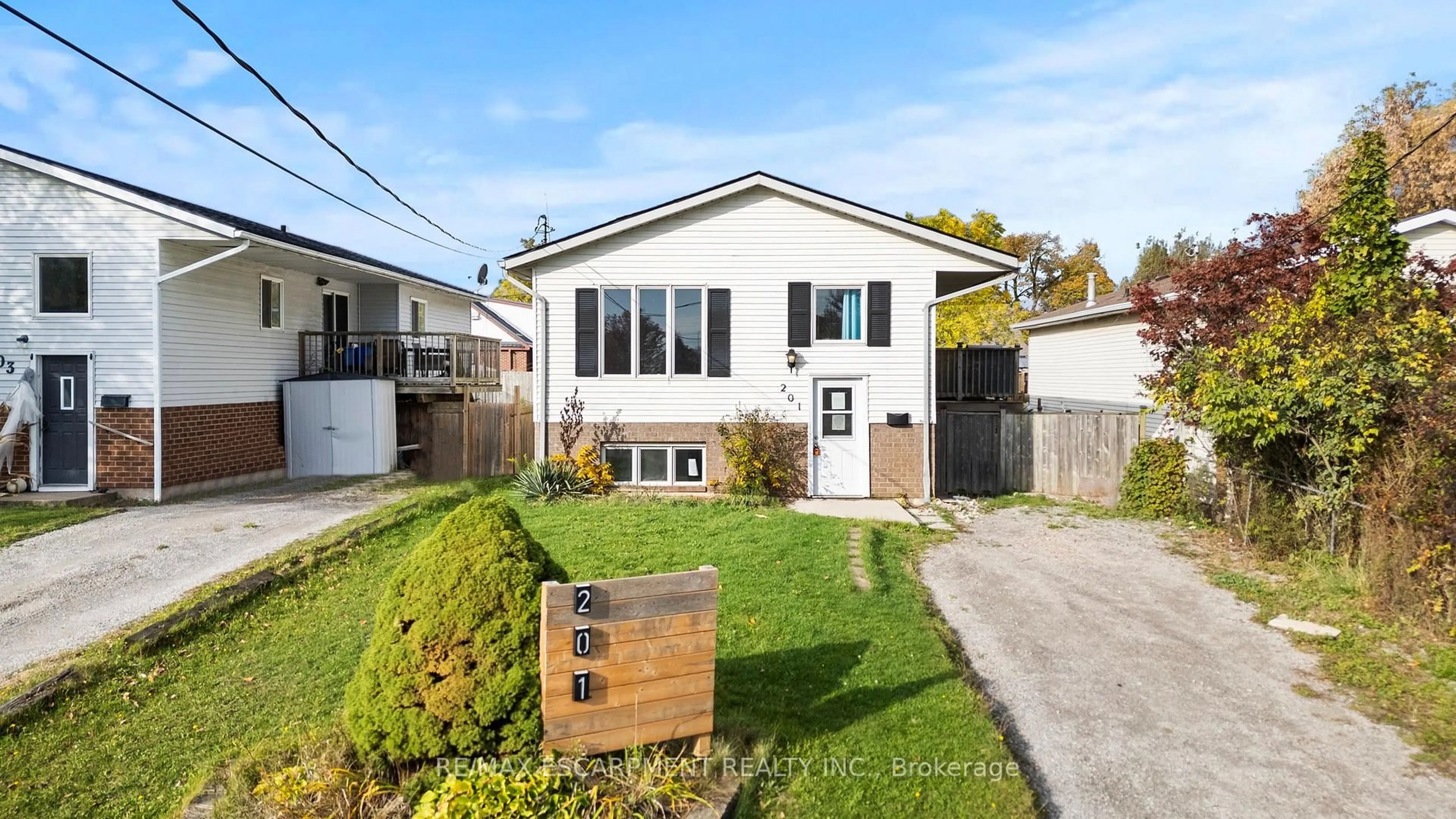 Home with vinyl exterior material, street for 201 Ontario St, Thorold Ontario L2V 1E3