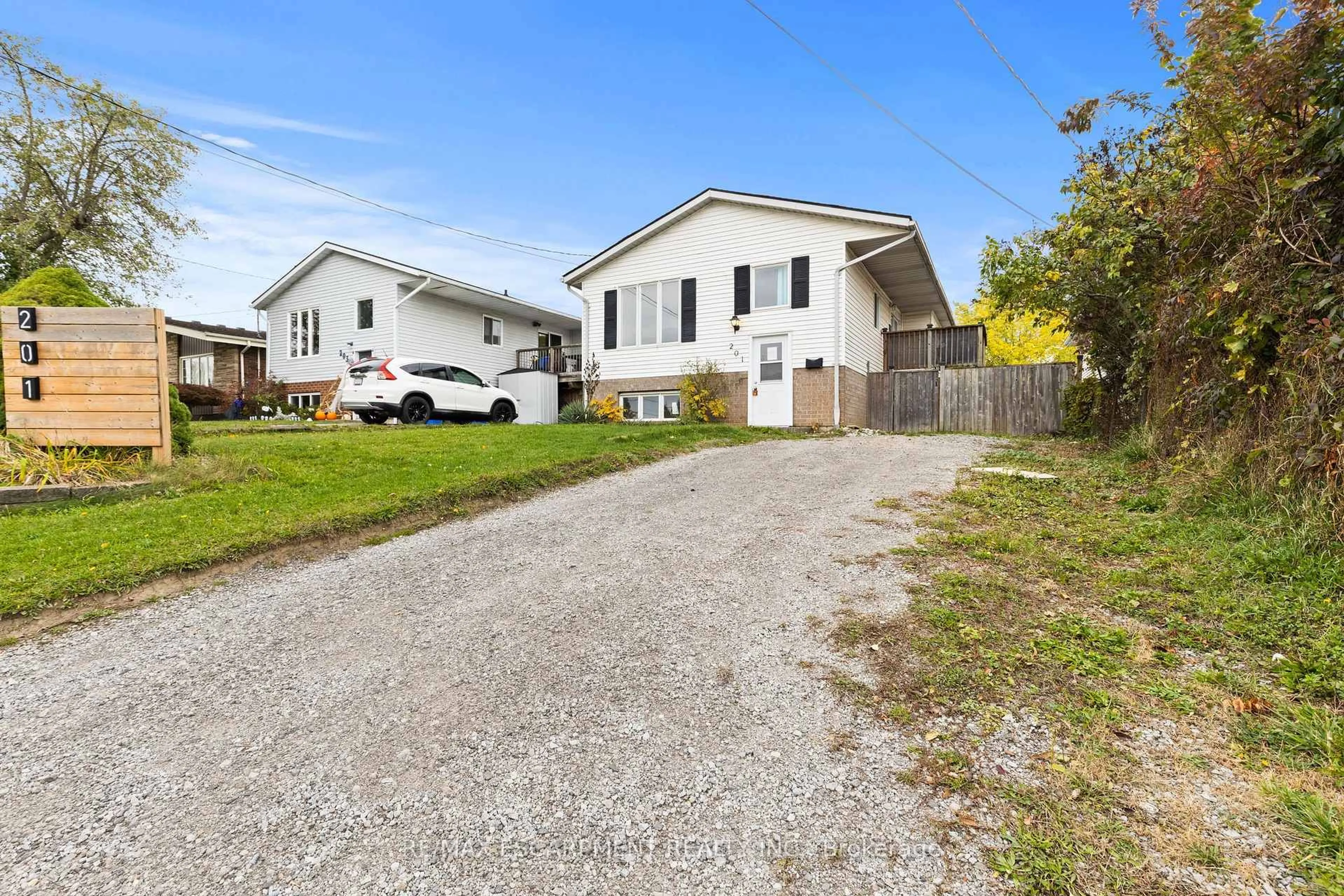 A pic from outside/outdoor area/front of a property/back of a property/a pic from drone, street for 201 Ontario St, Thorold Ontario L2V 1E3