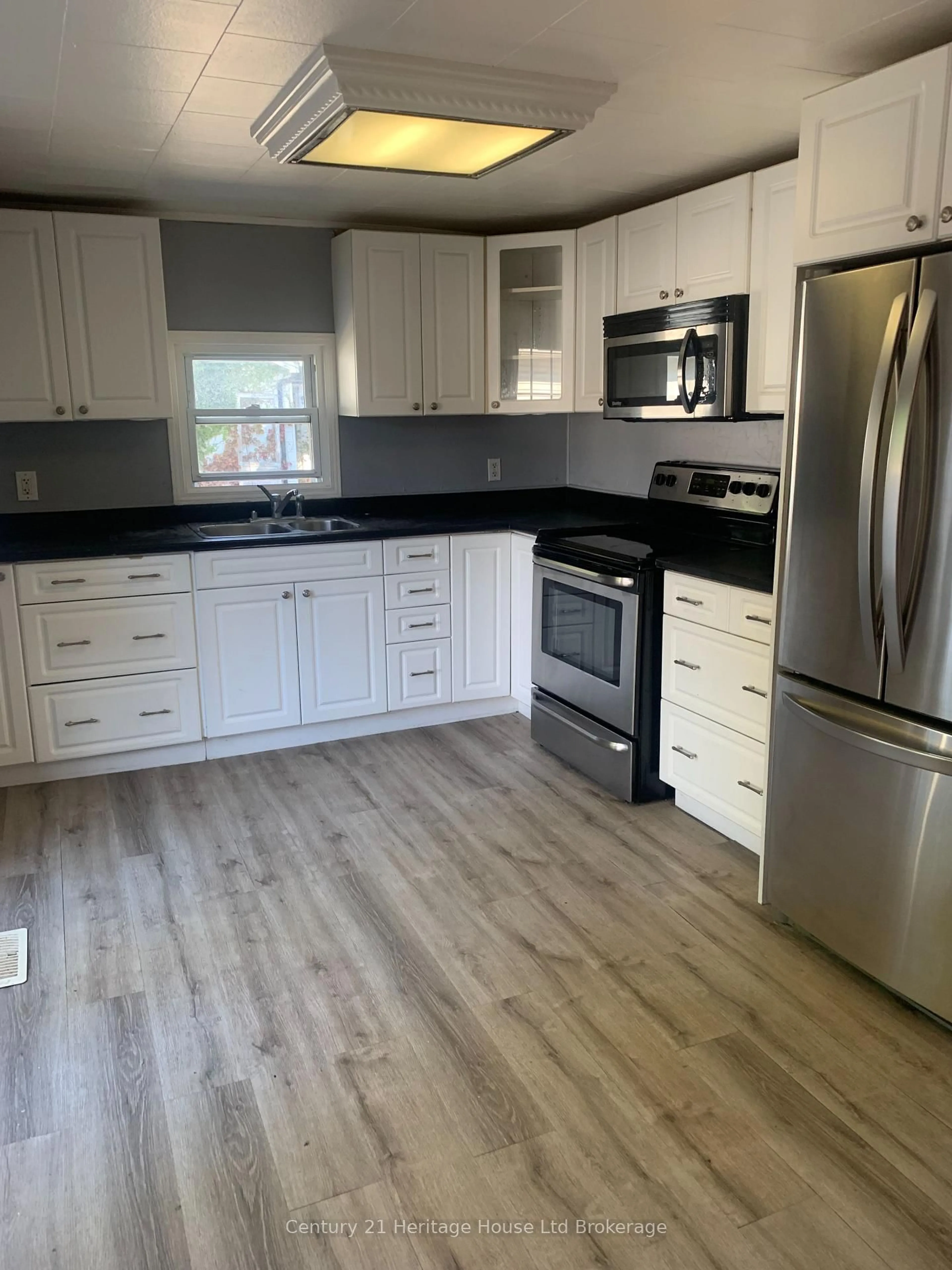 Open concept kitchen, wood/laminate floor for 22 Fyfe Ave, Woodstock Ontario N4S 3S4