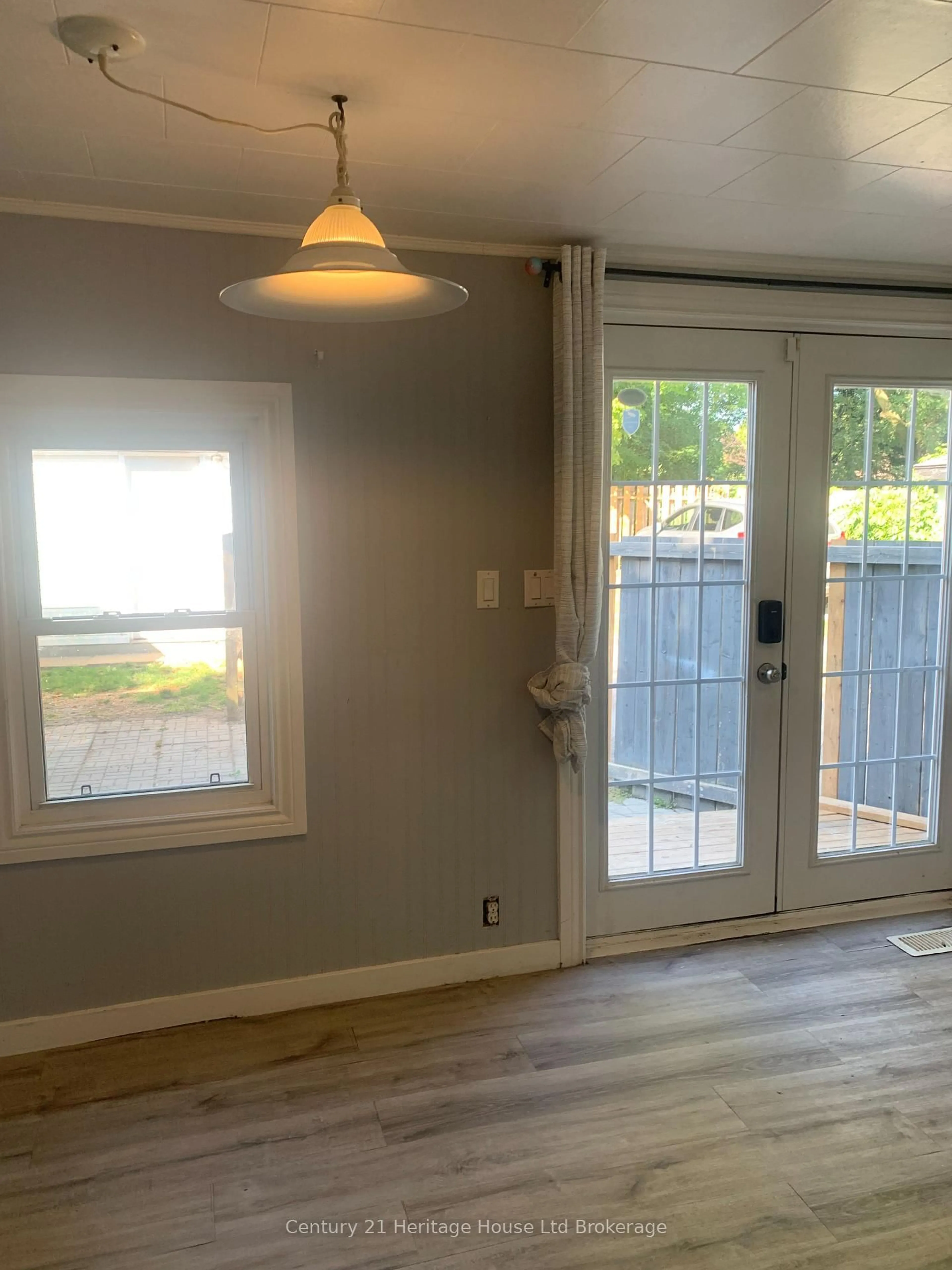 Indoor entryway for 22 Fyfe Ave, Woodstock Ontario N4S 3S4