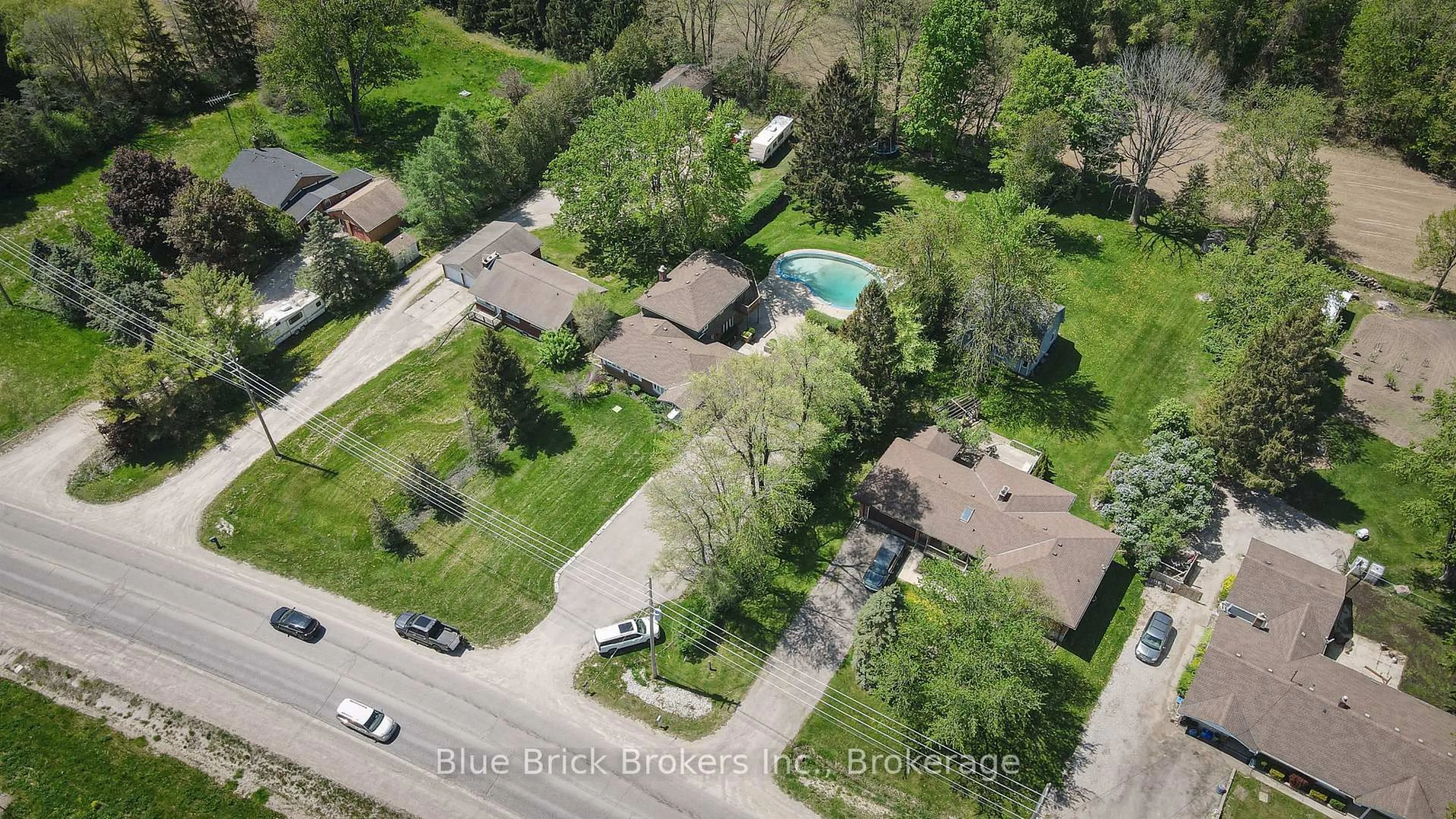 A pic from outside/outdoor area/front of a property/back of a property/a pic from drone, street for 2320 HYDE PARK Rd, London North Ontario N6H 5K2