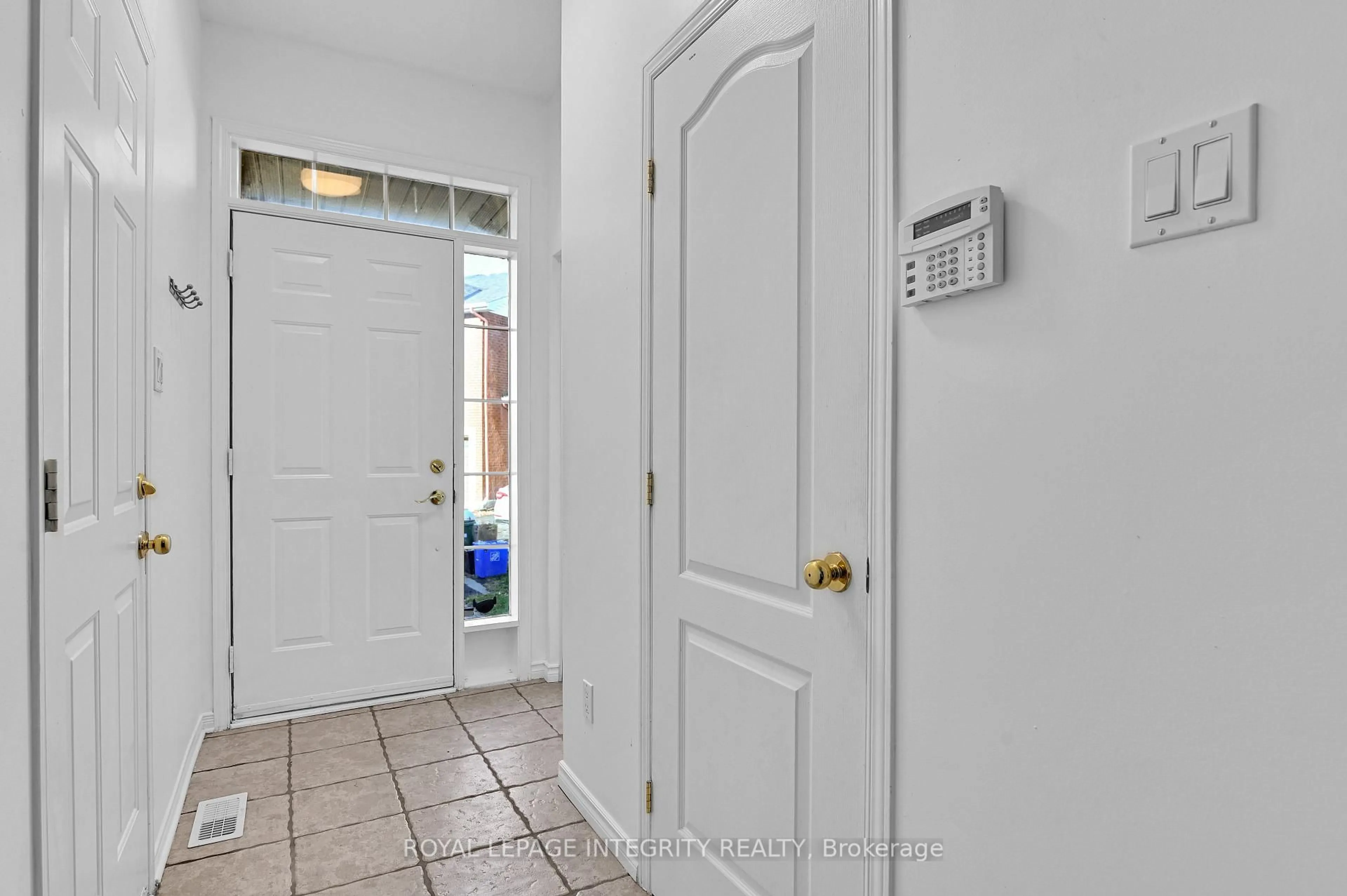 Indoor entryway for 137 Tall Oak Private, Ottawa Ontario K1G 6T3