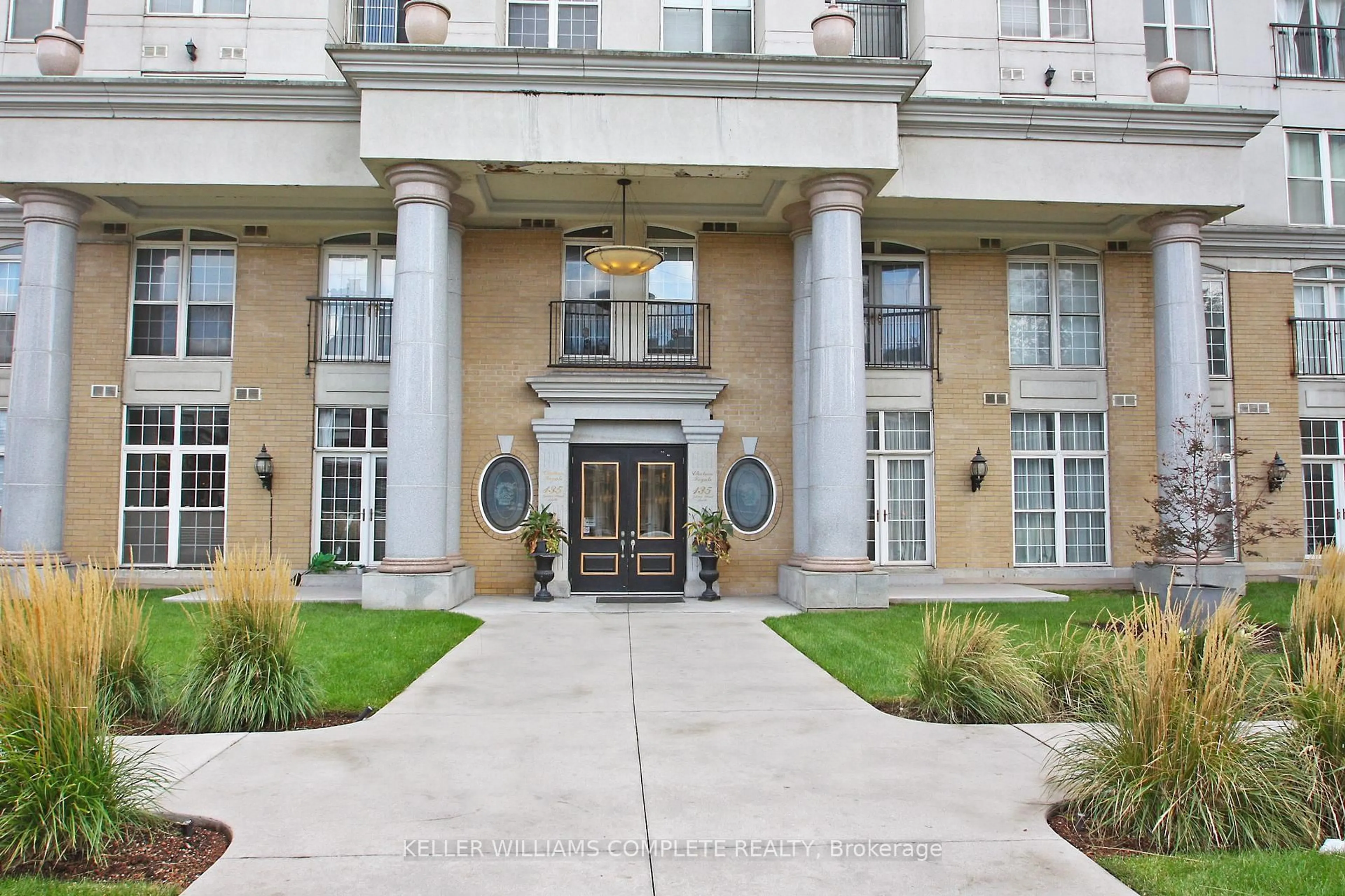 Indoor foyer for 135 James St #309, Hamilton Ontario L8P 2Z6