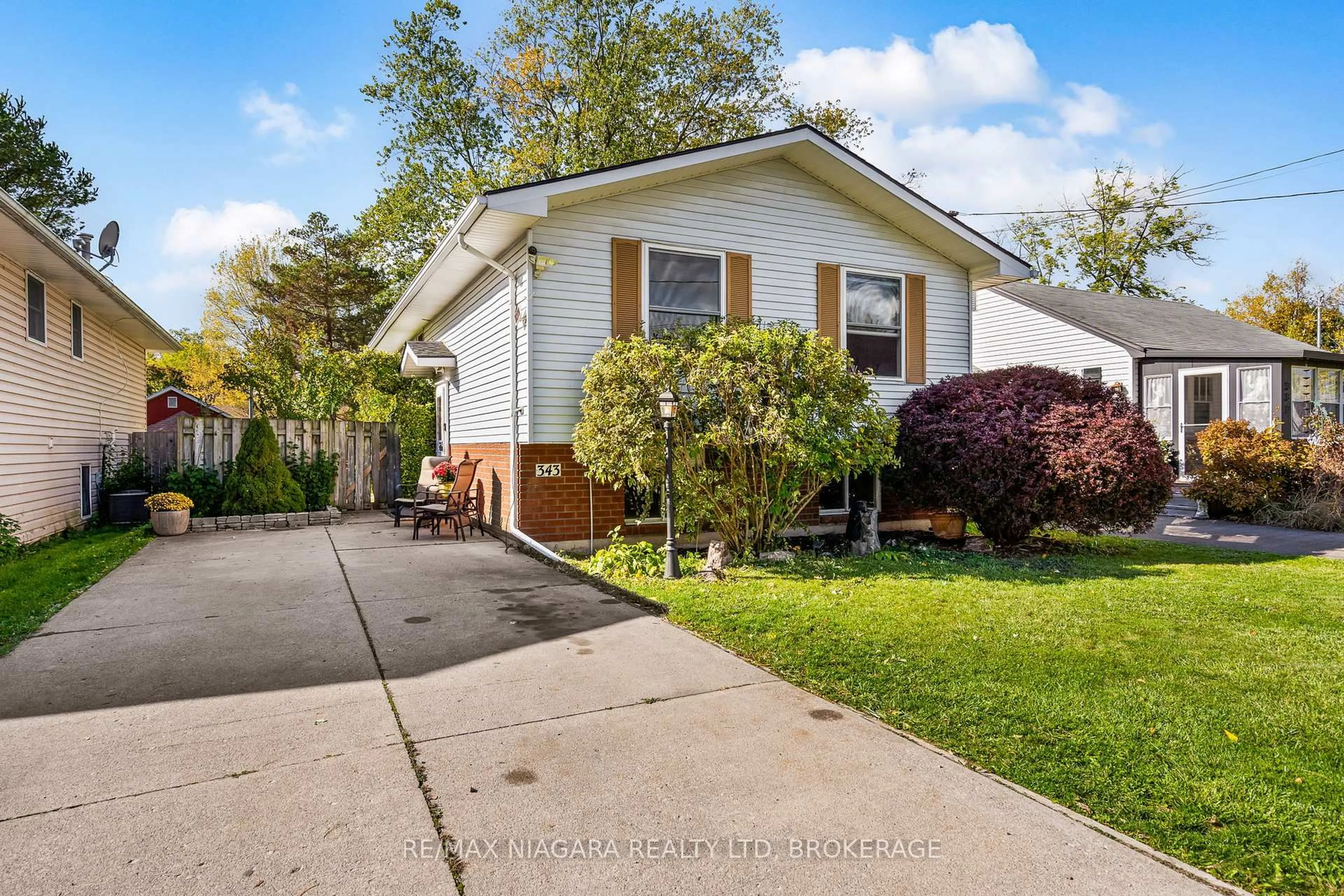 Home with vinyl exterior material, street for 343 Helen St, Fort Erie Ontario L0S 1B0