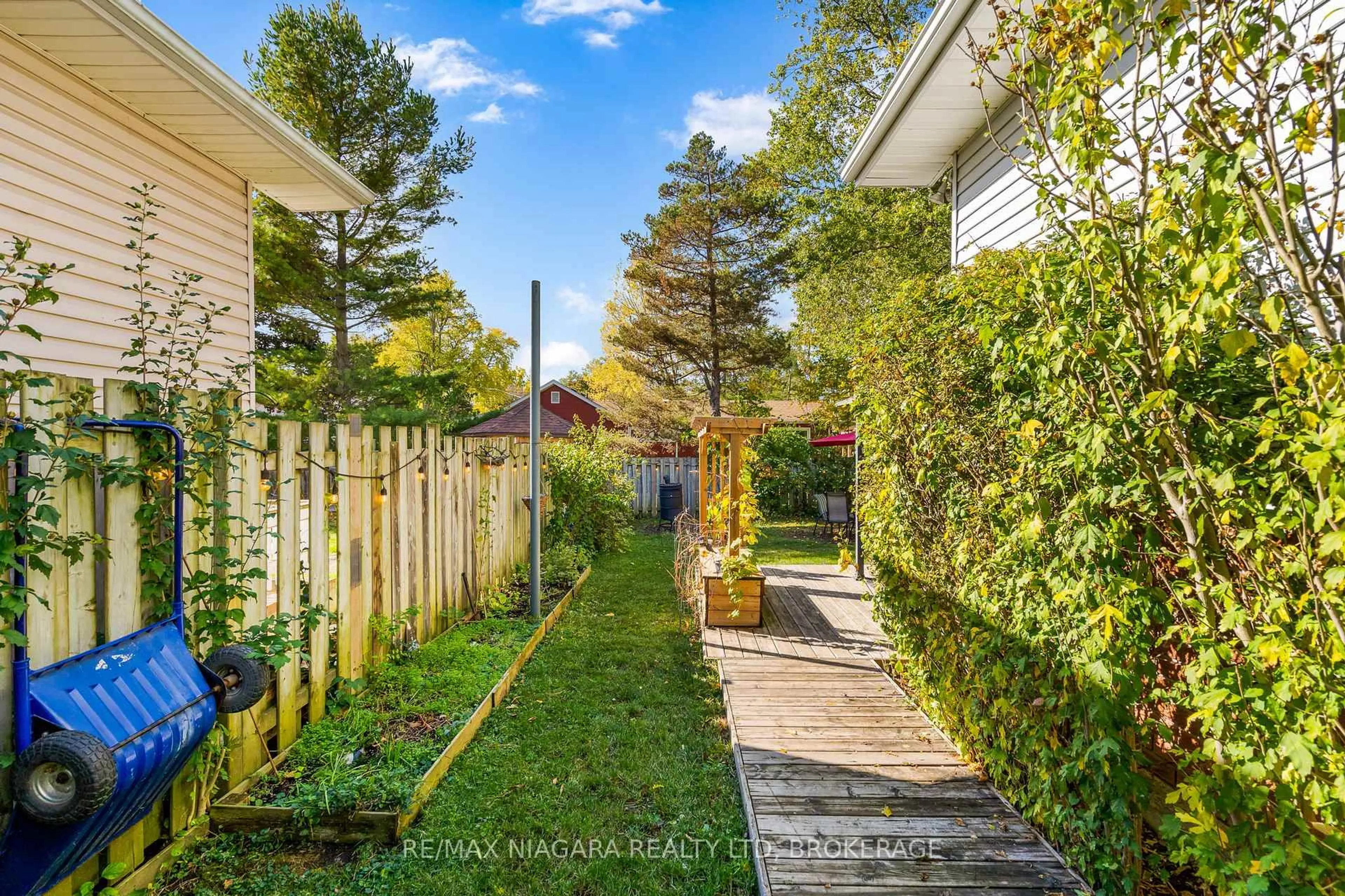 Patio, street for 343 Helen St, Fort Erie Ontario L0S 1B0