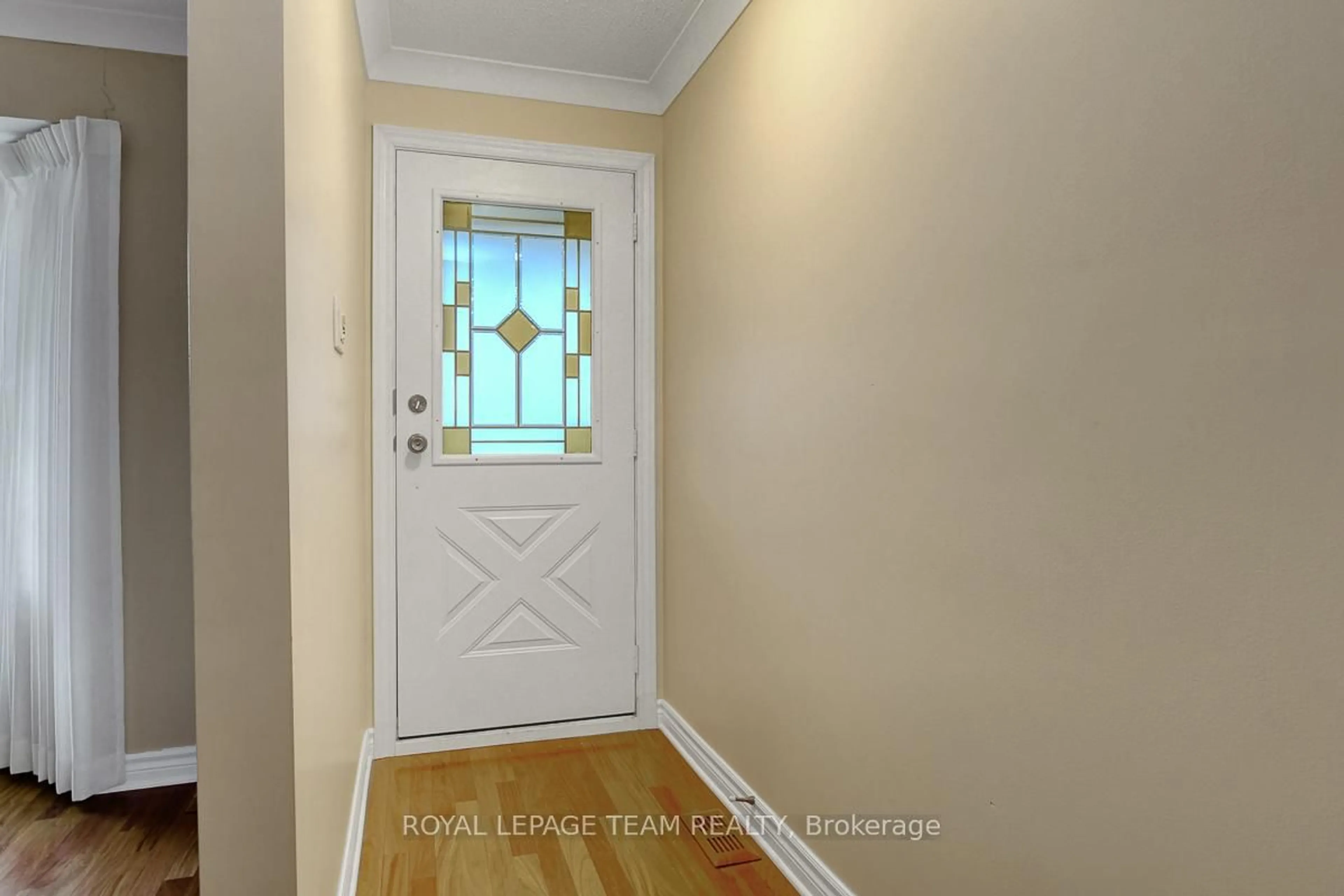 Indoor entryway for 16 Barnstable Dr, Barrhaven Ontario K2J 1Z6