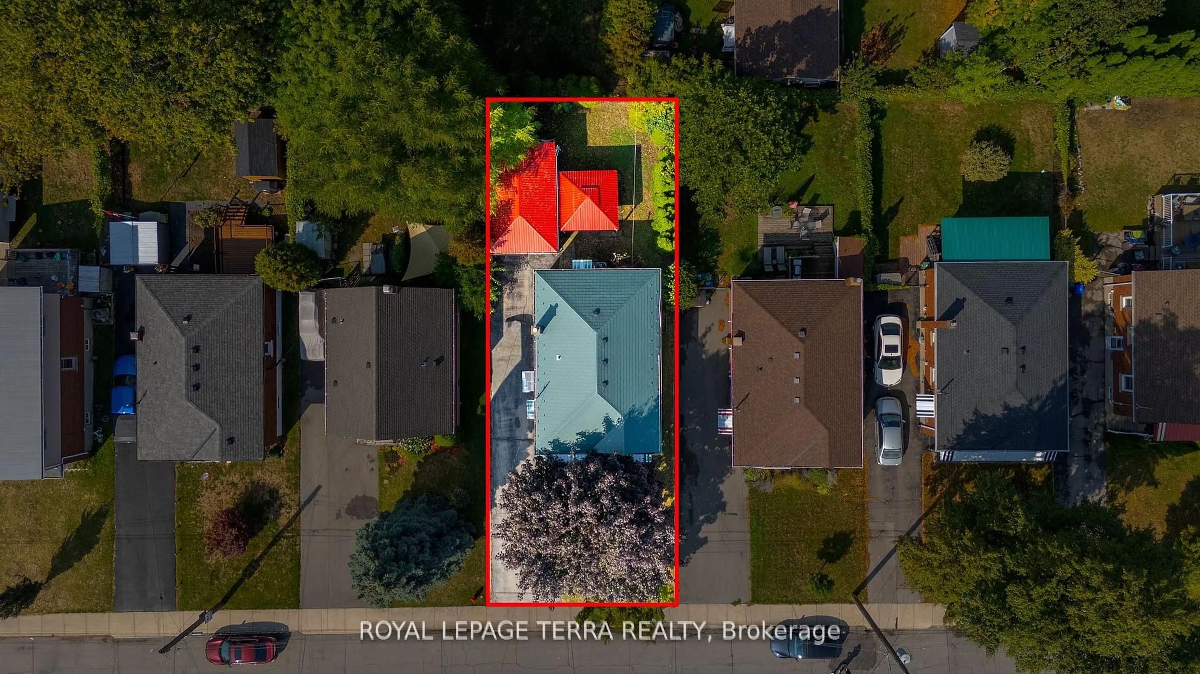A pic from outside/outdoor area/front of a property/back of a property/a pic from drone, street for 278 East 34th St, Hamilton Ontario L8V 3W9