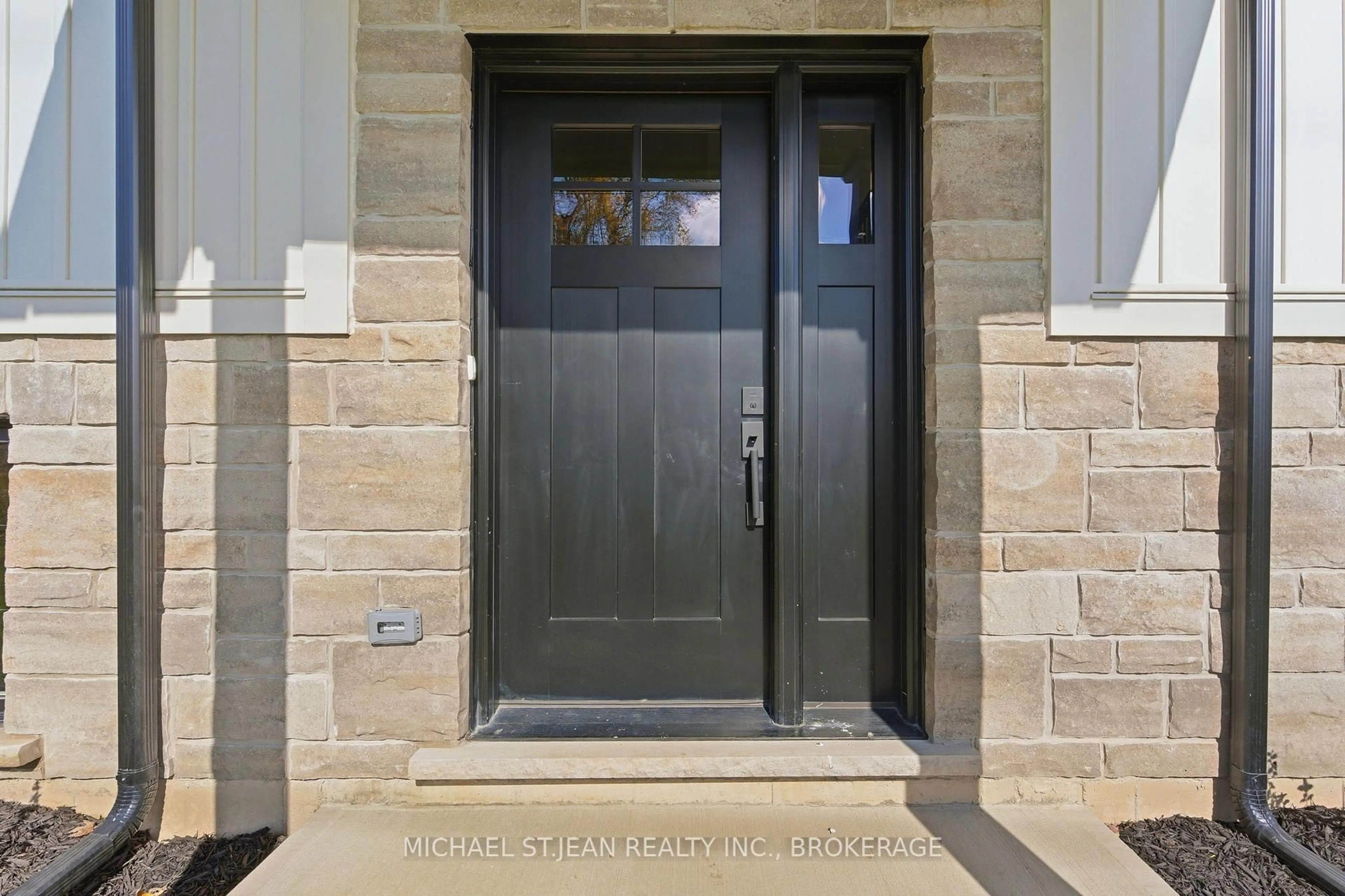 Indoor entryway for 78 Netherby Rd, Welland Ontario L3B 5N7