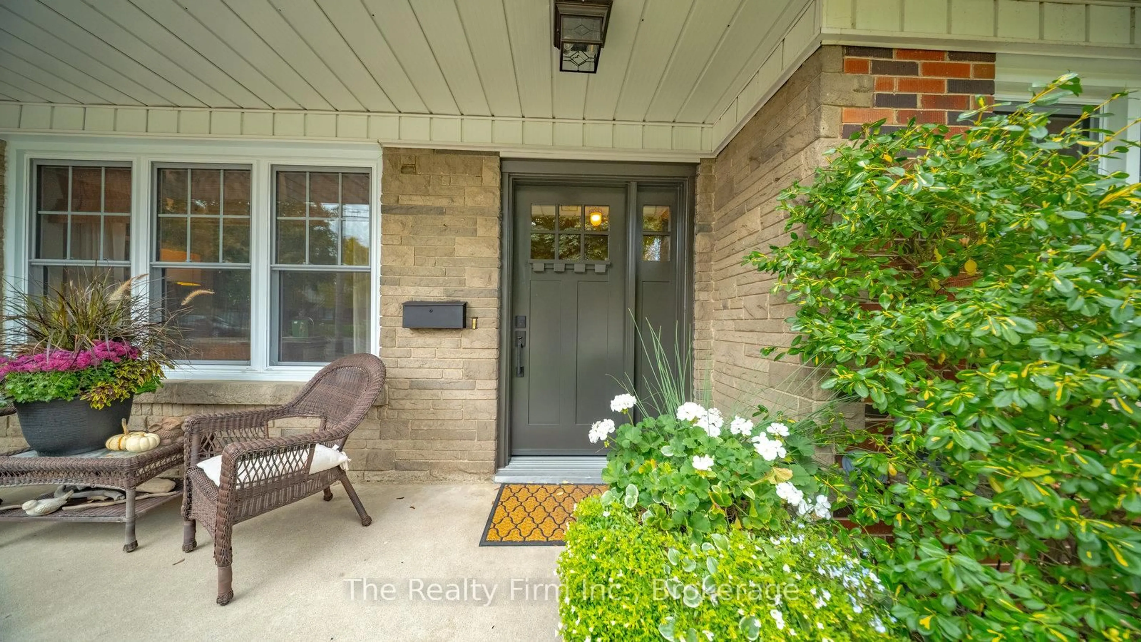 Indoor entryway for 34 Springfield Dr, Brantford Ontario N3R 1N3