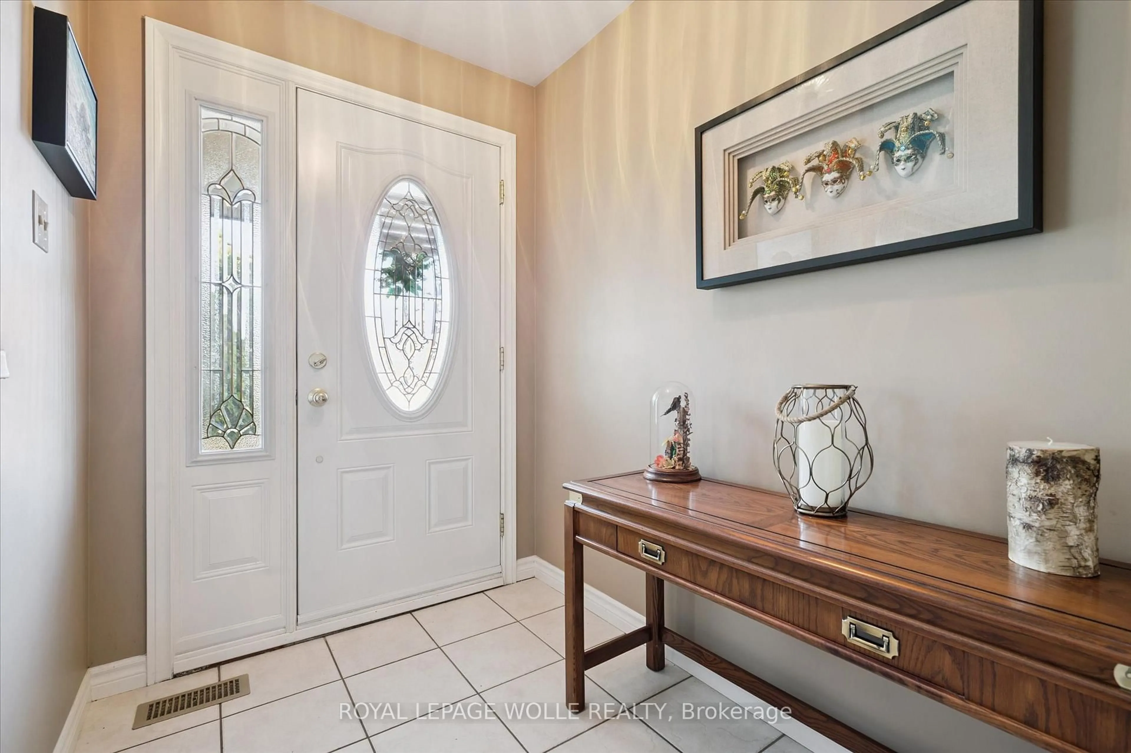 Indoor entryway for 61 Sandsprings Cres, Kitchener Ontario N2E 2A5
