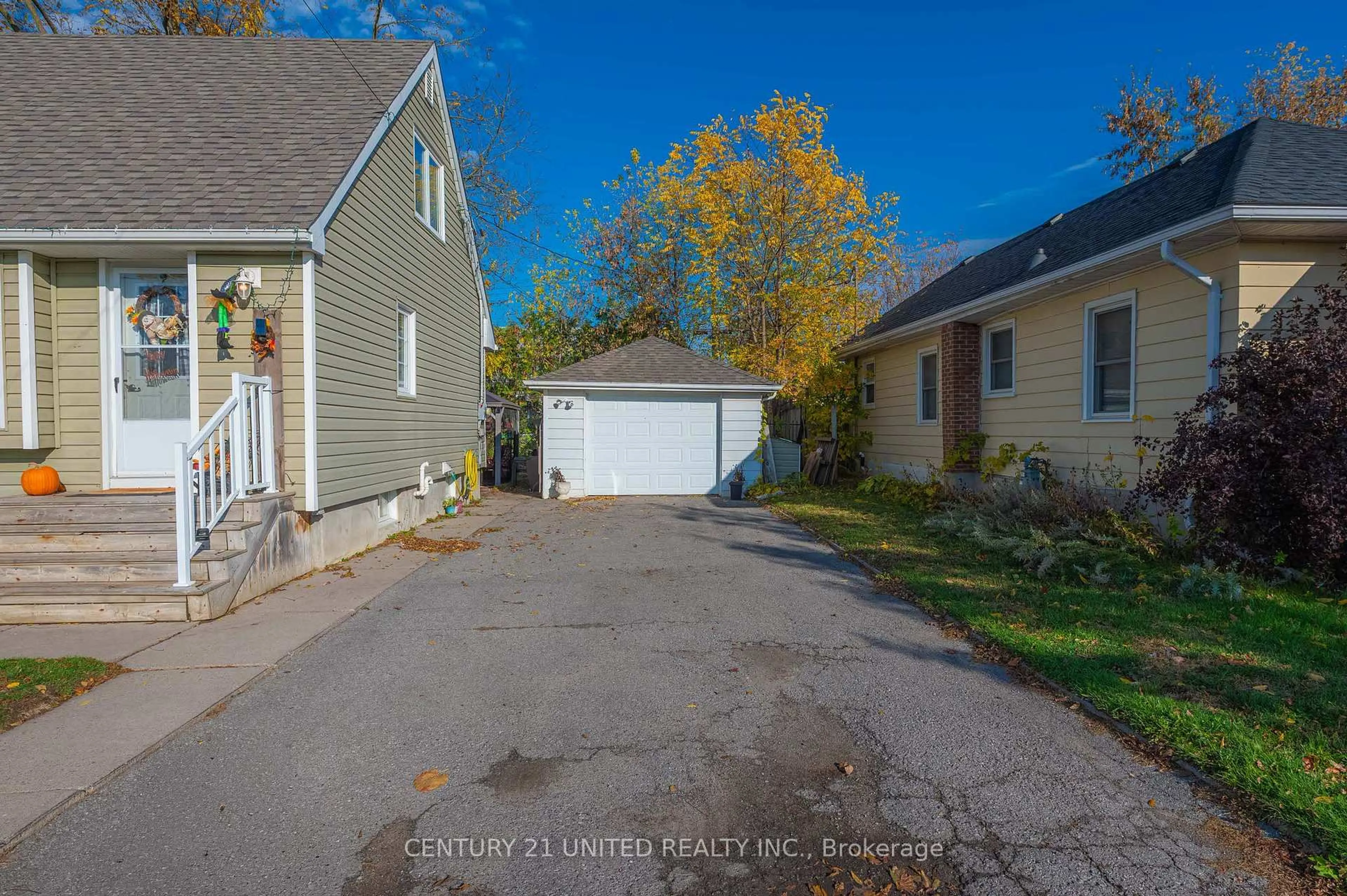 A pic from outside/outdoor area/front of a property/back of a property/a pic from drone, street for 498 Howden St, Peterborough Ontario K9J 4B3