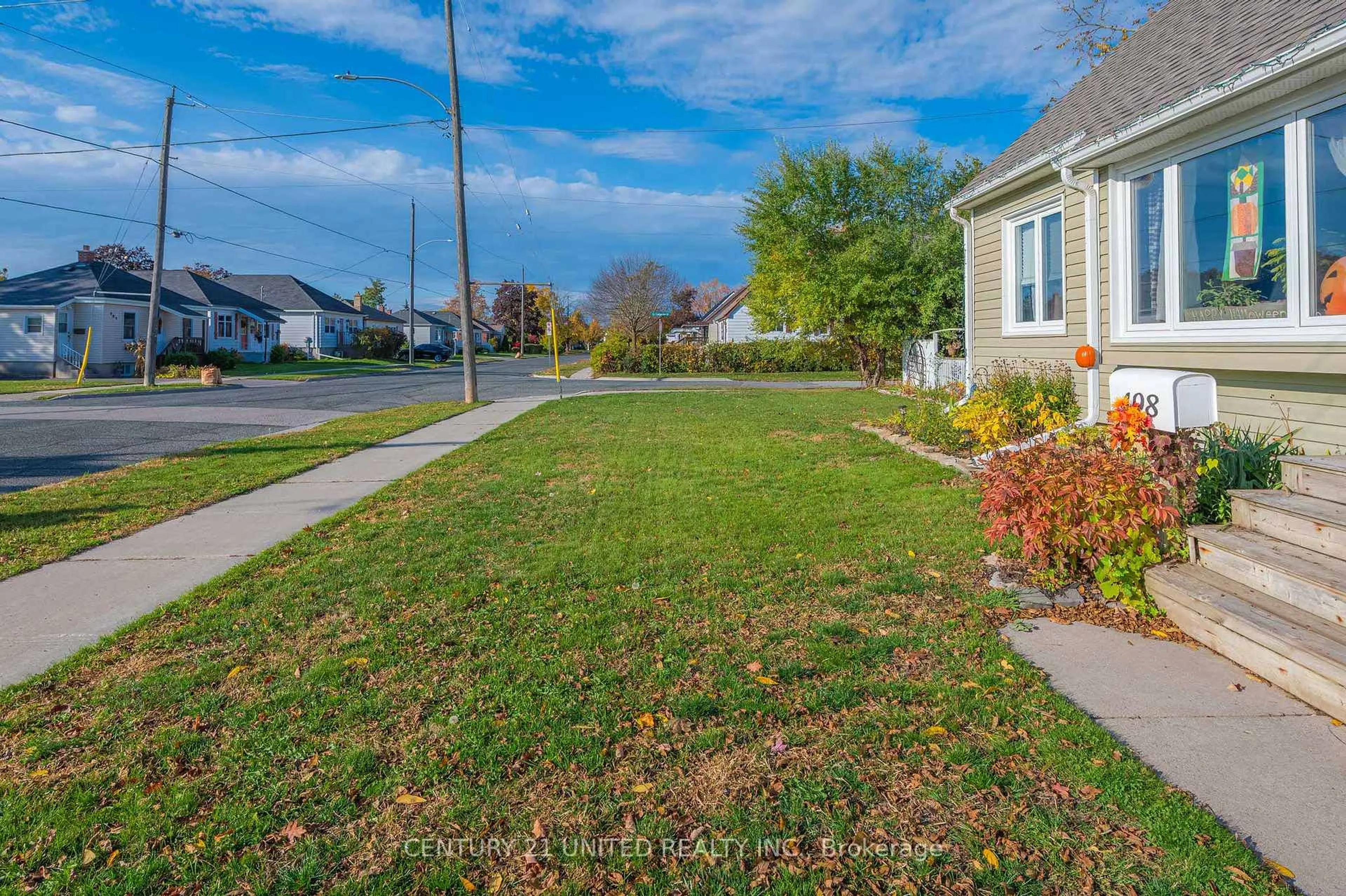 Patio, street for 498 Howden St, Peterborough Ontario K9J 4B3