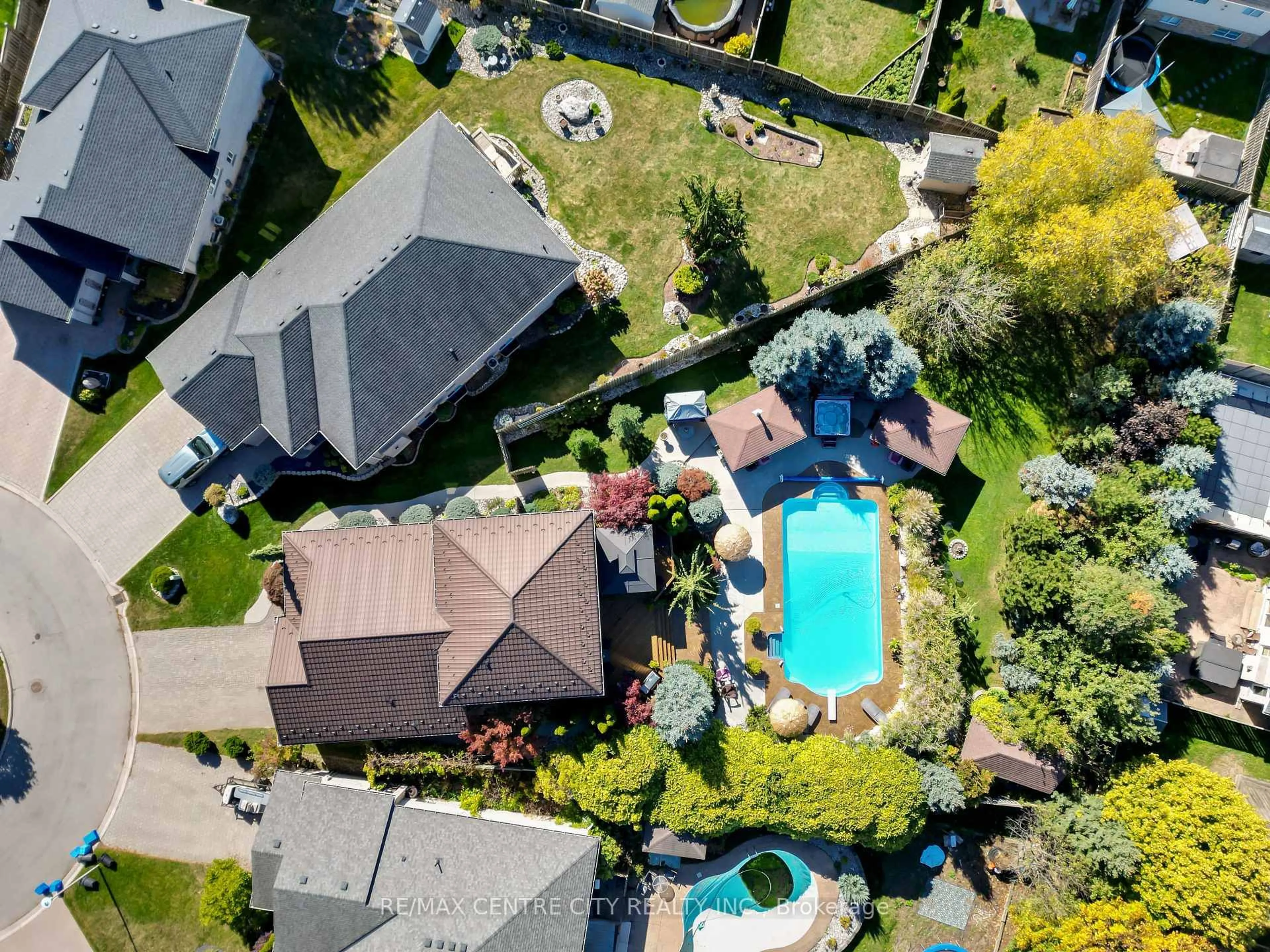 A pic from outside/outdoor area/front of a property/back of a property/a pic from drone, street for 493 Cardigan Pl, London South Ontario N6M 1J6