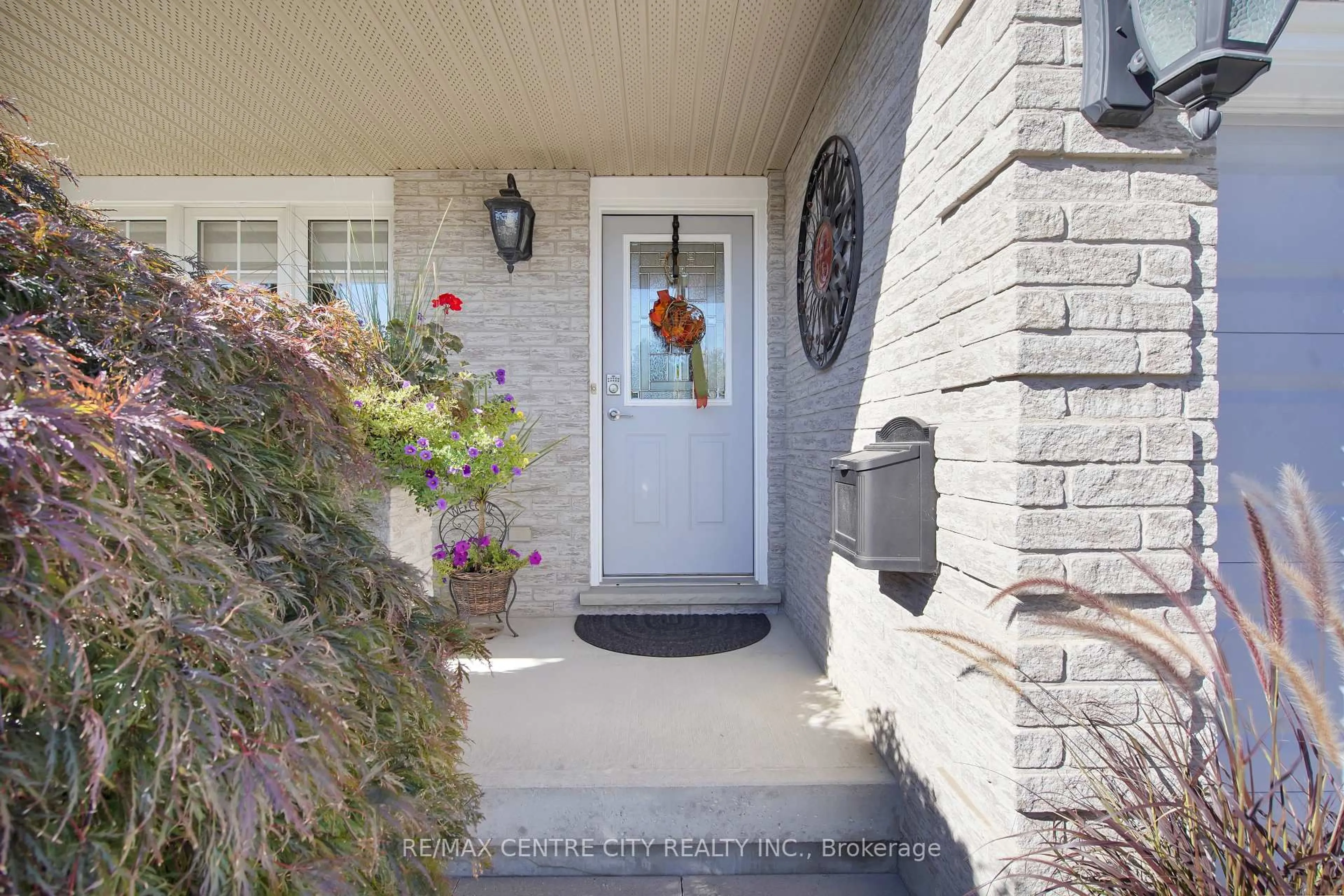 Indoor entryway for 493 Cardigan Pl, London South Ontario N6M 1J6