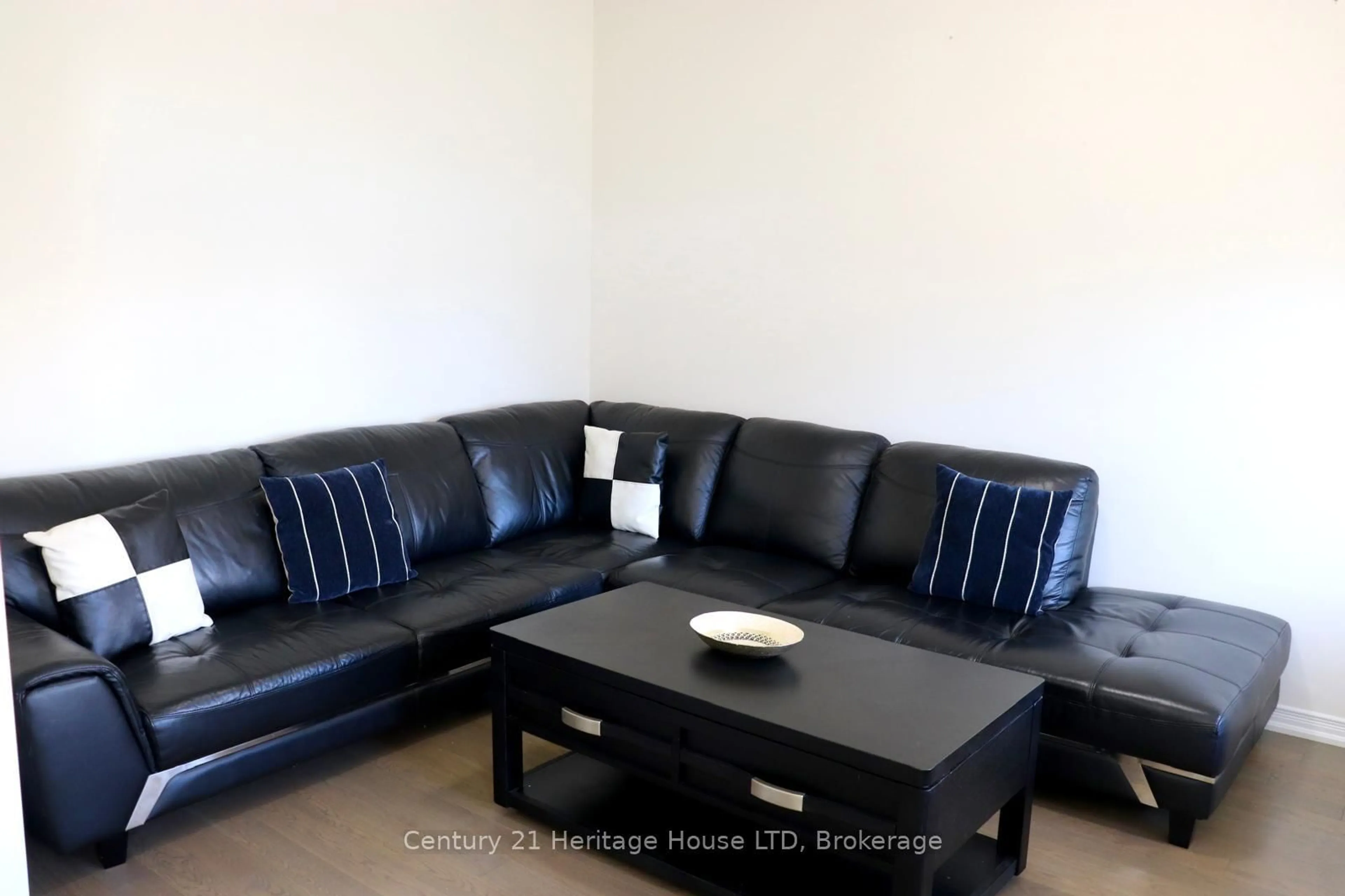 Living room with furniture, unknown for 50 Esther Cres, Thorold Ontario L3B 5N5